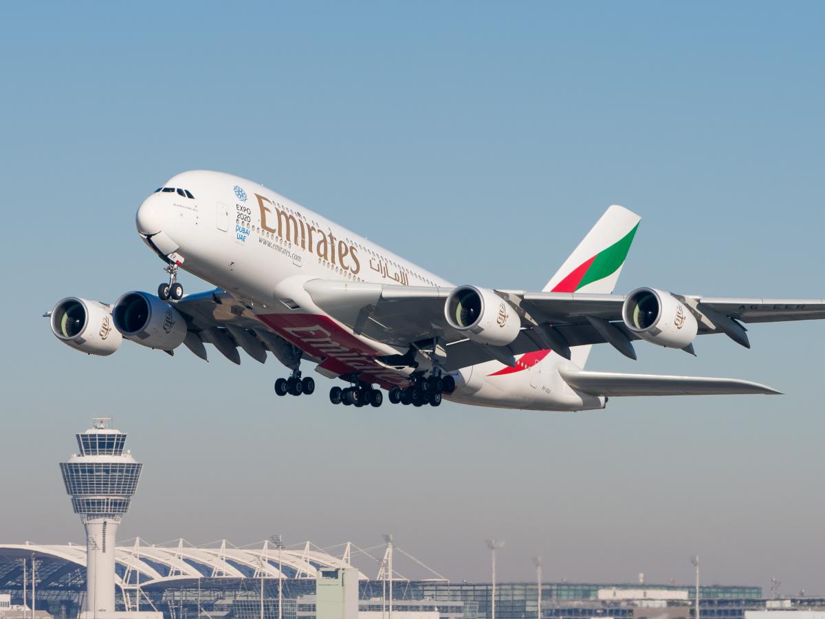 С 1 октября авиакомпания Emirates запрещает использование любых внешних аккумуляторов для подзарядки гаджетов на борту самолета  Новые правила Emirates включают:  Пассажиры могут провозить один power bank емкостью до 100 ватт-часов    Запрещено использовать power bank для зарядки устройств на борту  Запрещено заряжать power bank от бортовой сети самолета  На всех power bank должна быть указана информация о емкости   Power bank нельзя размещать в верхних багажных полках — его необходимо держать в кармане кресла или в сумке под сиденьем.    Power bank по-прежнему запрещены в зарегистрированном багаже  существующее правило .    Перевозчик ввел ограничения, чтобы снизить риски, связанные с перегревом power bank на борту самолета. В последние годы значительно выросло число пассажиров, использующих портативные аккумуляторы, что привело к увеличению инцидентов, связанных с литиевыми батареями.     В Emirates пояснили, что запрет на использование power bank в полете минимизирует вероятность перегрева. Размещение power bank в легкодоступных местах  под сиденьем или в кармане кресла  позволяет бортпроводникам быстро среагировать в случае возгорания.