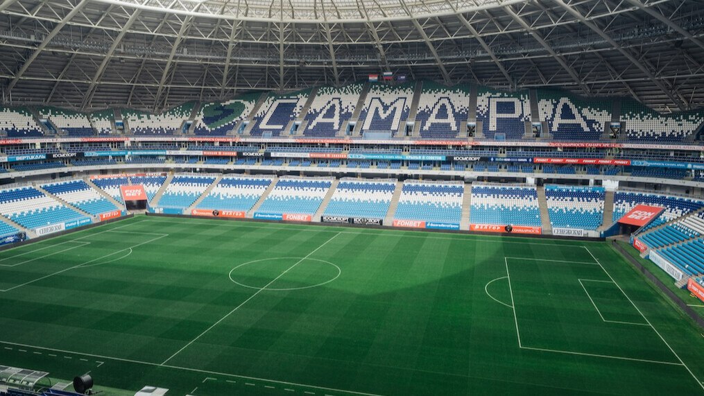 Матч 15 го тура МИР РПЛ между Крыльями Советов и Зенитом не будет перенесен из Самары Об этом сообщил Матч ТВ источник знакомый с ситуацией Игра должна пройти в воскресенье на домашнем стадионе Крыльев начало в 13 00 мск Ранее в пресс службе РПЛ сообщили Матч ТВ что эксперты лиги в пятницу проведут детальную проверку поля Самара Арены чтобы принять решение о возможном переносе встречи news matchtv соцсети Крыльев Советов