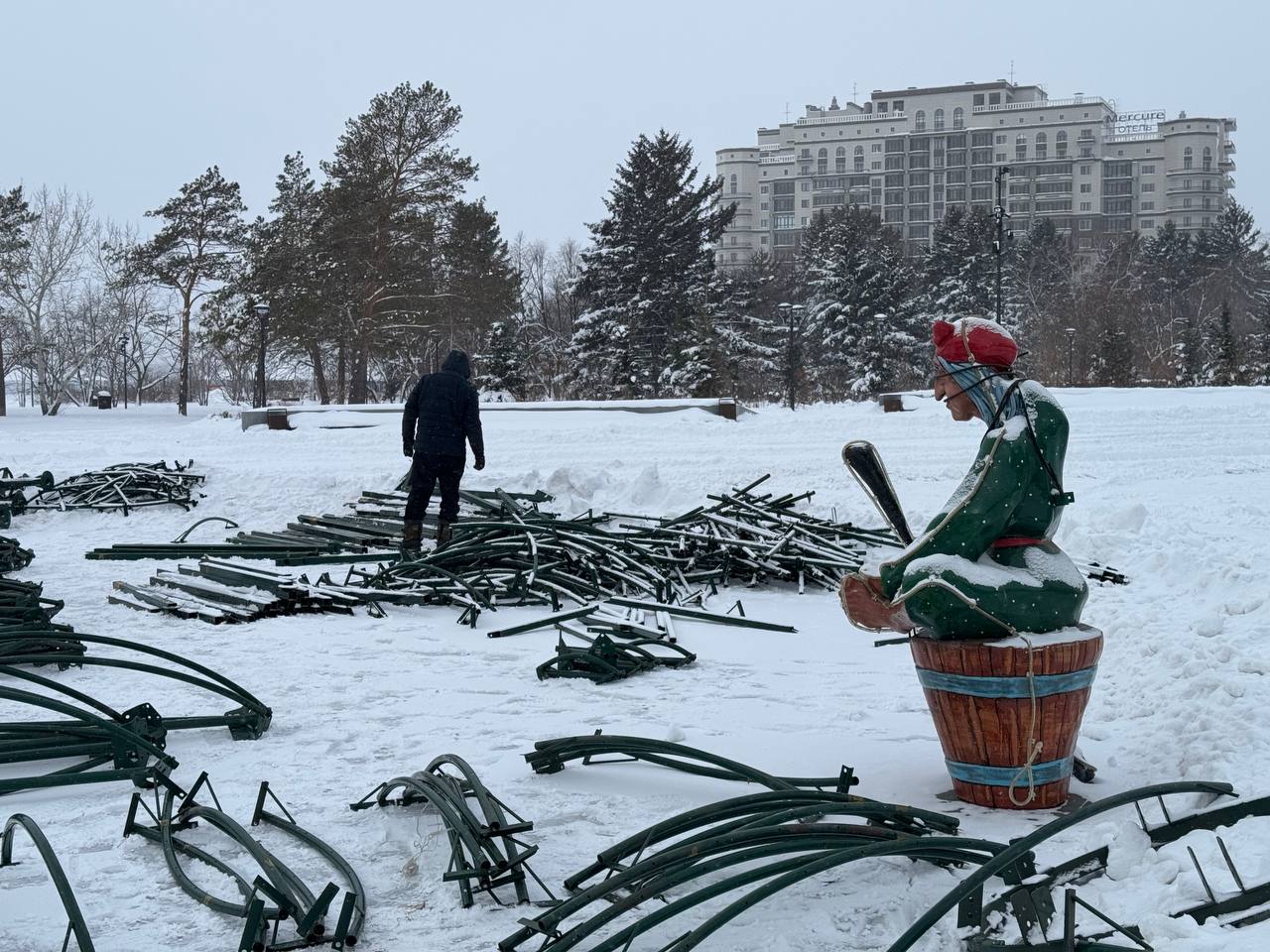 На главной площади Благовещенска начали устанавливать елку. Работы по монтажу завершат к середине декабря.