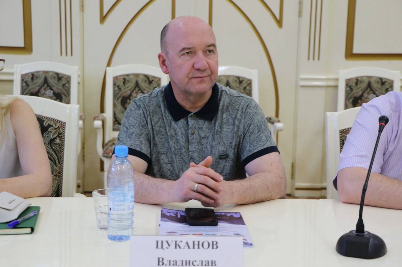 Росфинмониторинг принял участие в антинаркотической операции «Канал - Горный Форпост» Сотрудники Управления по противодействию отмыванию доходов Росфинмониторинга во взаимодействии с профильными структурами государств - членов ОДКБ приняли участие в подведении предварительных итогов субрегиональной антинаркотической операции «Канал - Горный Форпост». В операции были задействованы в том числе подразделения финансовых разведок государств – членов ОДКБ, а также представители Евразийской группы по противодействию легализации преступных доходов и финансированию терроризма ЕАГ . Цели операции: перекрытие каналов поступления наркотиков нейтрализация международных транснациональных наркогруппировок ликвидация подпольных наркопроизводств подрыв экономических основ наркобизнеса. В ходе операции выявлено более 630 наркопреступлений, в том числе 13 фактов контрабанды, разоблачено 103 наркогруппировки. Зарегистрировано 4 факта легализации наркодоходов и выявлено 47 правонарушений. За совершение наркопреступлений задержано более 400 лиц. По предварительным данным, в ходе операции из незаконного оборота изъято более 1 тонны 742 кг наркотических средств. Как отмечает заместитель начальника Управления по противодействию отмыванию доходов Росфинмониторинга Михаил Гранаткин, за последние годы площадка операции стала мощным аналитическим региональным хабом.