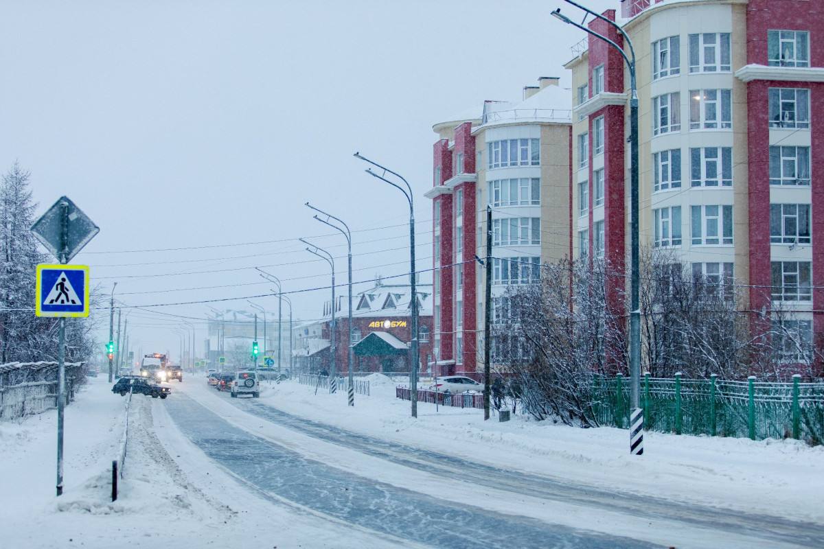 За неделю в Ненецком АО произошло 11 ДТП  О состоянии аварийности на территории региона сообщает пресс-служба полиции. В результате дорожно-транспортных происшествий никто не пострадал.  В течение недели при надзоре за дорожным движением отделом Госавтоинспекции УМВД России по Ненецкому автономному округу пресечено 116 административных правонарушений, в том числе 4 водителя управляли транспортными средствами в состоянии опьянения, 5 водителей управляли транспортными средствами, не имея на это права. С целью исключения дальнейшего участия в дорожном движении все транспортные средства нарушителей были помещены на специализированную стоянку. Кроме того, 8 автомобилистов перевозили детей без специальных удерживающих устройств, а также 3 водителя не уступили дорогу пешеходам.  Госавтоинспекция напоминает участникам дорожного движения: управлять транспортным средством могут водители, имеющие на это специальное право, нарушение такой нормы законодательства влечёт за собой наказание в виде административного штрафа в размере от 5 до 15 тысяч рублей.  Сотрудники окружной Госавтоинспекции призывают участников дорожного движения соблюдать Правила дорожного движения и напоминают, что за правонарушение по части 1 статьи 12.8 КоАП РФ «Управление транспортным средством водителем, находящимся в состоянии опьянения» предусмотрено наказание в виде административного штрафа в размере 30 тысяч рублей с лишением права управления транспортными средствами на срок от полутора до двух лет.  Свидетели и очевидцы правонарушений на дороге могут сообщить о них по телефону дежурной части полиции 8  81853  4-21-26, либо по телефонам 112 и 02.  Фото: Александра Берг/НАО24