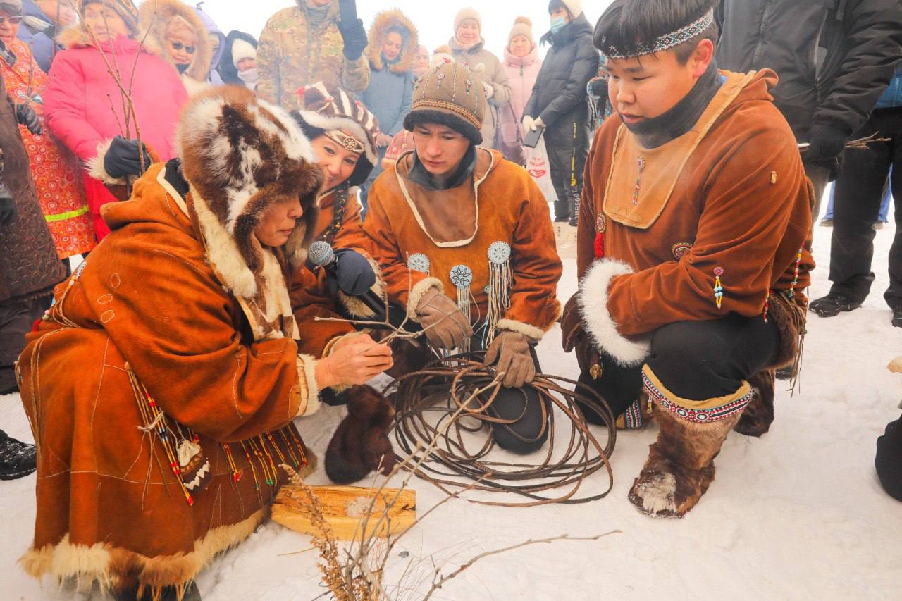 На Камчатке встретят корякский Новый год       22 декабря в 12:00  экопарке «Ойкумена. Обитаемая Земля» пройдет корякский обрядовый праздник «Встреча нового солнца».    Всех пришедших ждёт:  экскурсия по этноплощадке  катание на собачьих упряжках   мастер - классы по национальному танцу  этноквест и многое другое    Также пройдёт национальная борьба. Записаться на соревнования можно у организаторов во время праздника. Победители получат призы      Добраться до экопарка «Ойкумена. Обитаемая Земля», который расположен на Паратунском шоссе, 24, можно на общественном транспорте. На автобусе № 111 из Петропавловска-Камчатского  остановка 10 км  и на автобусе № 110 из Елизово  остановка «Автостанция»  нужно доехать до остановки «Золотой гектар».   41Регион.LIVE    Написать   боту