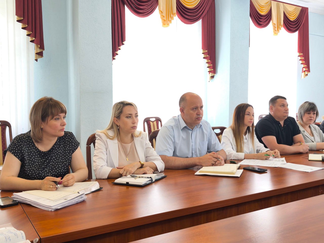 Сегодня провел расширенное аппаратное совещание с участием руководителей структурных подразделений Администрации, начальников отделов и управления по жизнеобеспечению округа. В центре внимания — актуальные вопросы жизнедеятельности территории и обеспечения безопасности наших граждан. В первую очередь мы рассмотрели вопросы, связанные с обращениями жителей. Особое внимание уделил оперативности реагирования и практическому решению озвученных проблем граждан. В связи с наступлением пожароопасного сезона и установившейся жаркой погодой актуальной остается организация мероприятий по опашке территорий населенных пунктов, покос травы, в том числе территории объектов социальной инфраструктуры. Дал поручения руководителям соответствующих отделов взять на строгий контроль выполнение работ, усилить информационно-разъяснительную работу среди населения, а также обеспечить своевременное взаимодействие с подразделениями МЧС. Эти меры помогут снизить риски возникновения чрезвычайных ситуаций. Обсудили также вопросы завершающего этапа Всероссийского голосования в рамках реализации проекта «Формирование комфортной городской среды», которое проходит на территории, а также проведение мероприятий к предстоящему празднику Дню России. Сергей Козенко