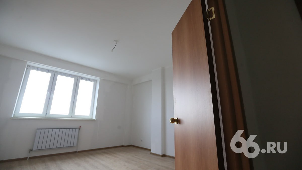 Продажи квартир рухнули в 33 регионах Сильнее всего продажи упали в Ивановской области на 31 В ХМАО показатель сократился на 27 3 в Санкт Петербурге на 24 в Севастополе на 23 в Краснодарском крае на 20 5 в Томской области на 18 1 Еще в семи регионах спрос снизился на 17 1 15 2 пишут Известия со ссылкой на исследования группы Самолет Плюс Во вторую десятку по снижению вошли Астраханская область 14 7 Ульяновская область 13 3 Тамбовская область 10 4 Москва 10 и Московская область 4 6 В ряде других регионов спад составил от 1 3 до 4 7 В целом по стране в 2025 году зарегистрировали 794 1 тыс договоров долевого участия Это на 2 1 меньше чем годом ранее При этом часть регионов показала рост Абсолютным лидером стала Тульская область Там число ДДУ выросло более чем в два раза с 7 7 тыс в 2024 году до 15 7 тыс в 2025 м Также продажи увеличились в Курской области 99 4 Забайкальском крае 48 9 Белгородской области 41 и Мордовии 35 7   на связи в TG MAX VK