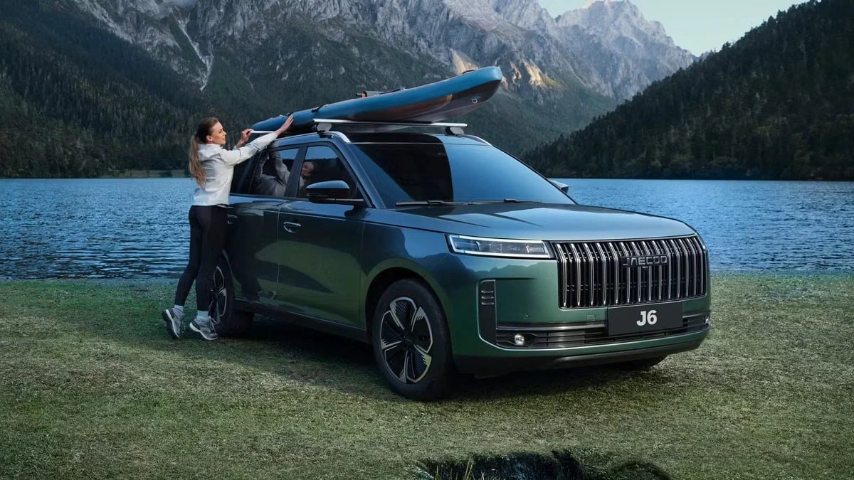 Стало известно какие двигатели получит новый кроссовер Jaecoo J6 в России Модели которая станет базовой в российской линейке Jaecoo подготовили две силовых установки Как стало известно Журналу Авто ру это будут те же двигатели что и у актуальной Omoda C5 147 сильный 1 5 для переднеприводного варианта и 1 6 литровый на 150 сил для полноприводного J6 Однако коробки передач будут только роботизированными на 6 и 7 ступеней Продажи новинки стартуют с моноприводной модификации она должна появиться на рынке в конце I или начале II квартала следующего года AWD версия пополнит семейство во второй половине 2026 го Ранее стало известно что в версии для России кроссовер длиннее чем для рынка КНР Журнал Авто ру online