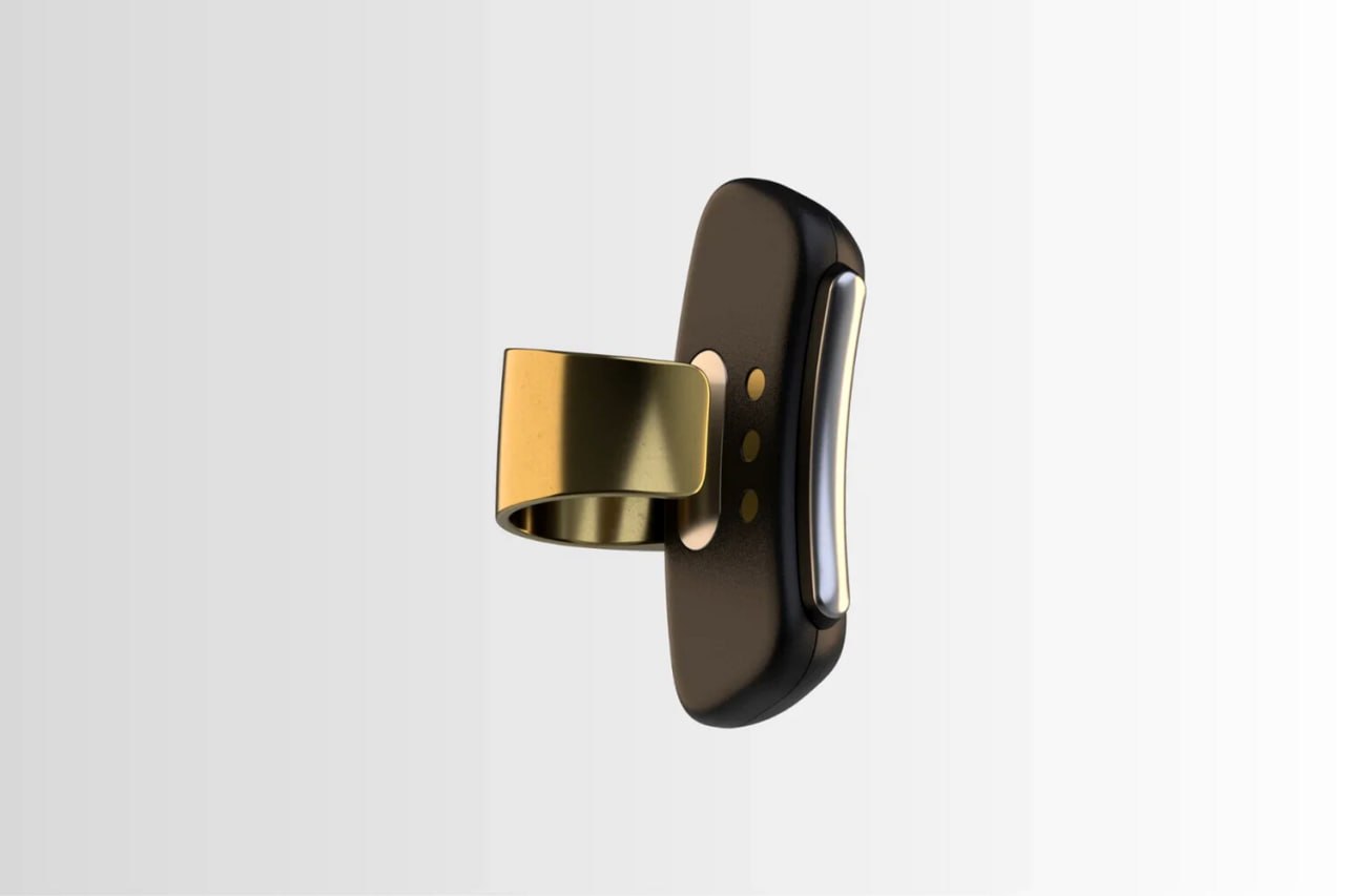 КЛИПСА AWEAR НОВЫЙ ГАДЖЕТ СЛЕДИТ ЗА АКТИВНОСТЬЮ МОЗГА И ПОДСКАЗЫВАЕТ КАК РАССЛАБИТЬСЯ Awear разработал наушную клипсу отслеживающую ежедневный уровень стресса Устройство фиксирует активность мозга и синхронизируется с мобильным приложением показывая пиковые точки напряжения и расслабления Благодаря этому владельцы получают индивидуальные рекомендации по улучшению самочувствия и предупреждению хронических стрессов Кроме обычных пользователей прибор тестируют медики для помощи пациентам после операции Купить Awear можно заранее за примерно 15 тысяч рублей с пожизненной поддержкой сервиса Создатели планируют запустить сбор средств на Kickstarter ФОТО Awear аврорамедиа гаджеты Информационная экосистема АВРОРА МЕДИА МЕДИА НОВОСТИ РЕГИОН ЛАЙФ СПОРТ ГЕРЛЗ ХАЙТЕК ПЕРСОНЫ ИНСАЙД КРИМИНАЛ МОЛОДОСТЬ LIVE Медиа ресурсы АВРОРА МЕДИА VK ВИДЕО RUTUBE YOUTUBE ДЗЕН VK TELEGRAM