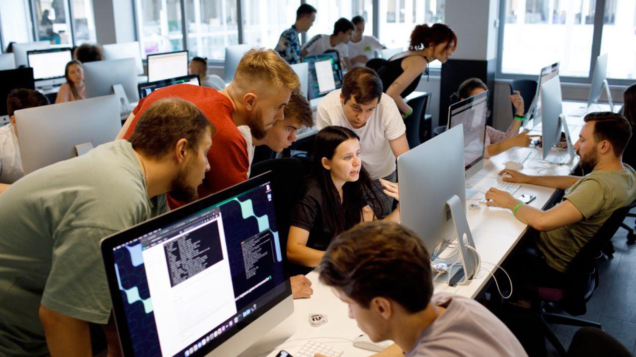 Бигтех компании драйвят ИИ образование в России вместе с университетами Эксперты J son Partners Consulting проанализировали подходы к подготовке специалистов по искусственному интеллекту в России Китае и США В США ключевую роль играют университеты которые конкурируют за студентов это стимулирует быстрее адаптировать программы под требования рынка У Китая другая модель стандарты обучения диктует государство В России инициатива у технологических компаний они начали развивать ИТ программы задолго до бума на ИИ ещё 10 15 лет назад Среди преимуществ актуальность знаний много реальной практики а зачастую и допстипендии со стажировками rozetked me news 43510