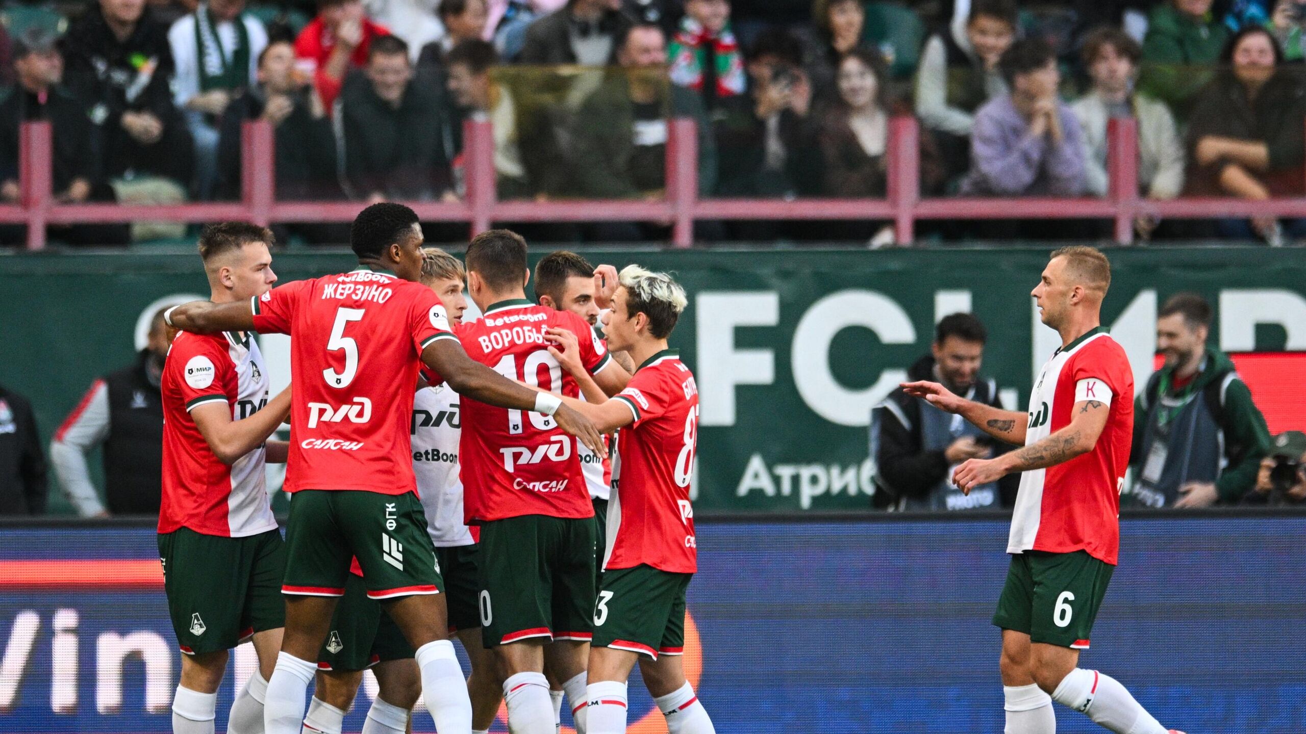 Футболисты московского Локомотива проведут три зимних тренировочных сбора в Абу Даби сообщается в Telegram канале столичного клуба Команда 12 января пройдет углубленный медосмотр а 13 января отправится на сборы в Абу Даби ОАЭ которые пройдут в три этапа Первый цикл сборов состоится с 13 по 24 января второй с 28 января по 8 февраля третий с 12 по 21 февраля Локомотив завершил первую часть чемпионата на третьем месте в турнирной таблице Российской премьер лиги РПЛ набрав 37 очков за 18 туров В следующем туре который состоится после зимнего перерыва Локомотив на своем поле сыграет против Нижнего Новгорода