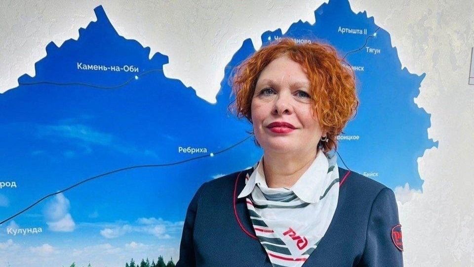 Пассажирка электрички Рубцовск Барнаул начала рожать прямо в вагоне Помощь женщине оказала проводник Алла Першина на фото Об этом рассказали представители Западно Сибирской железной дороги Она быстро сориентировалась перевела роженицу в служебное купе оказывала ей помощь и психологическую поддержку По прибытии поезда на станцию Барнаул роженицу уже ждала бригада скорой помощи Медики отвезли женщину в роддом все разрешилось благополучно родился мальчик Новоиспеченные родители прислали слова благодарности железной дороге отметили в ЗСЖД ТОЛК ТОЛК в Мах