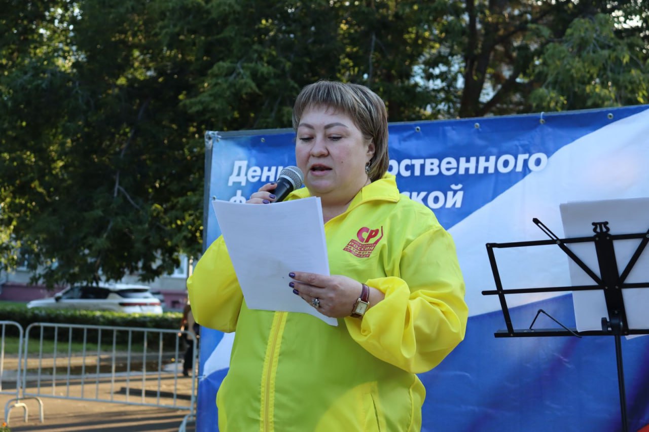 Боровикова в сети Унесённый трудом Тяжелая трагедия произошла на одном из строительных объектов региона где неофициально трудоустроенный рабочий столкнувшись с безразличием работодателя скончался от последствий несчастного случая Решила разобраться в случившемся и инициировала прокурорскую проверку по данному факту Из обращения известно что с 28 марта 2025 года мужчина работал сварщиком в ИП Орлов занимаясь внутренними коммуникациями водоснабжения и пожаротушения Несмотря на выполнение опасных работ официальный трудовой договор заключён не был что лишало рабочего какой либо защиты В начале апреля при спуске трубы весом 4 5 тонны у мужчины начались сильные боли в спине Боль усиливалась а руководитель ИП проигнорировал жалобы заявив что ему нужны объёмы а не больные рабочие сказано подробнее на канале Боровикова в сети