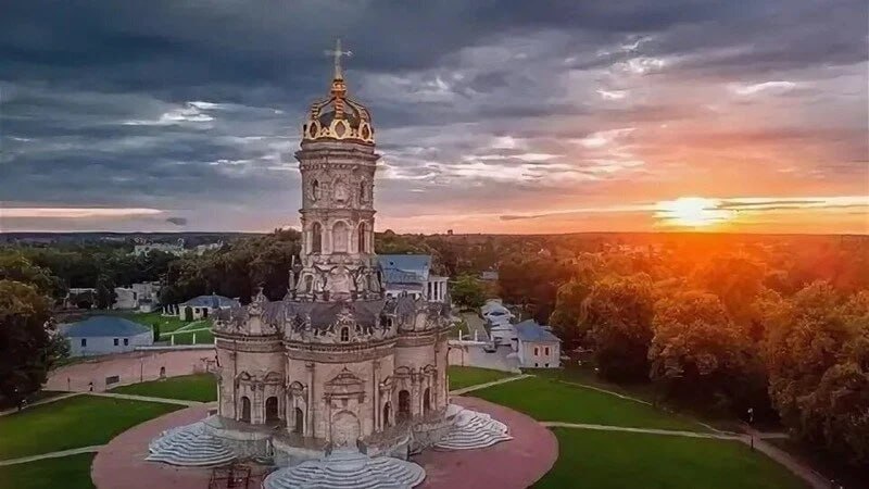 Жители Подольского округа Подмосковья собрали уже более пяти тысяч подписей под онлайн петицией в защиту посёлка Дубровицы от высотной застройки Под неё планируют отдать около 15 5 гектаров земель не учитывая по мнению граждан необходимость сохранения зелёной зоны для Федерального исследовательского центра животноводства ВИЖ им академика Л К Эрнста а также соседство с объектами культурного наследия В п Дубровицы Г о Подольск находится усадьба Дубровицы жемчужина г о Подольск объект культурного наследия народов РФ федерального значения который умирает на глазах очень давно требуется реконструкция реставрация Также к п Дубровицы Г о Подольск относится Церковь Знамения Пресвятой Богородицы один из самых неординарных памятников церковного зодчества рубежа XVII XVIII вв давно вошедший в сокровищницу мирового искусства и включенный в Список Всемирного наследия ЮНЕСКО напоминают в петиции