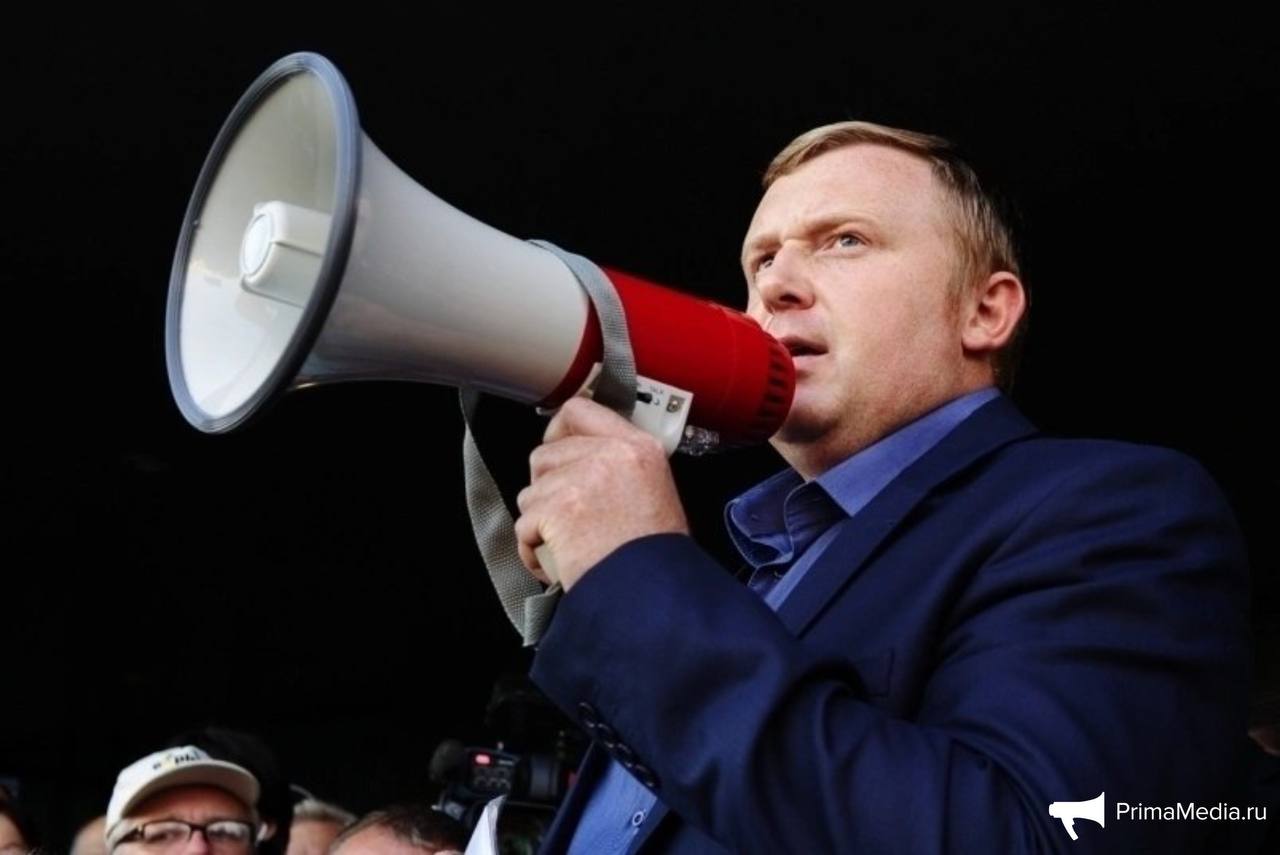 Экс-кандидату в губернаторы Приморья Андрею Ищенко смягчили наказание Вместо колонии общего режима в Амурской области остаток своего срока политик будет отбывать в колонии-поселении в Спасском районе Приморья. Экс-депутат накануне вернулся в родной регион, сообщил ИА PrimaMedia адвокат Максим Чихунов, представлявший интересы Ищенко по его уголовному делу. Решение о смягчении меры наказания Благовещенский городской суд вынес 28 мая. "Ищенко работал в швейном цеху, характеристики у него хорошие, в ШИЗО не был", — отметил Максим Чихунов. Правозащитник предполагал, что его переведут в колонию-поселение в Большом Камне, но новым местом отбытия наказания назначена колония-поселение "Чкаловское" в Спасском муниципальном округе. Колония-поселение "Чкаловское" является видом исправительного учреждения, где отбывают наказание осужденные к принудительным работам. В колониях-поселениях осужденные живут в условиях, максимально приближенных к свободе, по сравнению с другими видами исправительных учреждений. Осужденные могут передвигаться по территории колонии без сопровождения сотрудников, пользоваться услугами связи и даже отлучаться на выходных. Надзор и контроль за осужденными осуществляются, но в менее строгой форме. Подробнее — в материале ИА PrimaMedia. PrimaMedia Прислать новость