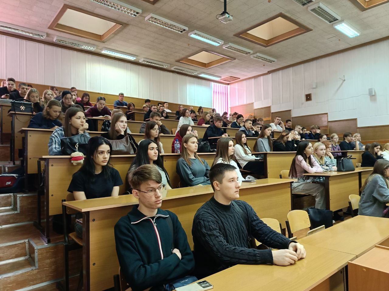 Cтуденты РАНХиГС встретились с семьями участников СВО С 17 по 23 ноября проходит масштабная всероссийская акция Марафон добрых дел Комитета семей воинов Отечества КСВО Марафон приурочен к трёхлетию комитета Одно из мероприятий марафона Разговор о важном О наших отважных состоялось сегодня в колледже Президентской академии РАНХиГС Мы рассказываем о наших героях и их семьях о причинах проведения специальной военной операции о фальсификации истории Тысячи матерей и жён состоят в КСВО и помогают фронту поддерживают друг друга Мы вместе нас объединяет семья наша Россия рассказала председатель КСВО Новосибирской области Наталия Курина Фото КСВО Новосибирской области