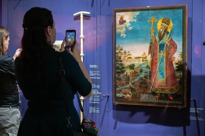 На выставке Ковчег в Москве представлены иконы из коллекции северных музеев Выставка Ковчег открылась в Центре Грабаря в Москве Название символическое В церковном обиходе ковчег это ларец где хранят священные реликвии А в контексте экспозиции вклад реставраторов в сохранение художественного наследия православной культуры Обширная география проекта объединившая произведения из двенадцати государственных музеев Вятки Вологды Архангельска Сольвычегодска Пскова Твери Москвы Владимира позволяет зрителю не только увидеть результаты профессиональных усилий сразу нескольких мастерских Центра но и знакомит с особенностями иконописных школ разных регионов традицией древнерусского лицевого шитья инкрустации костью и перламутром мастерством скульптурной резьбы по дереву