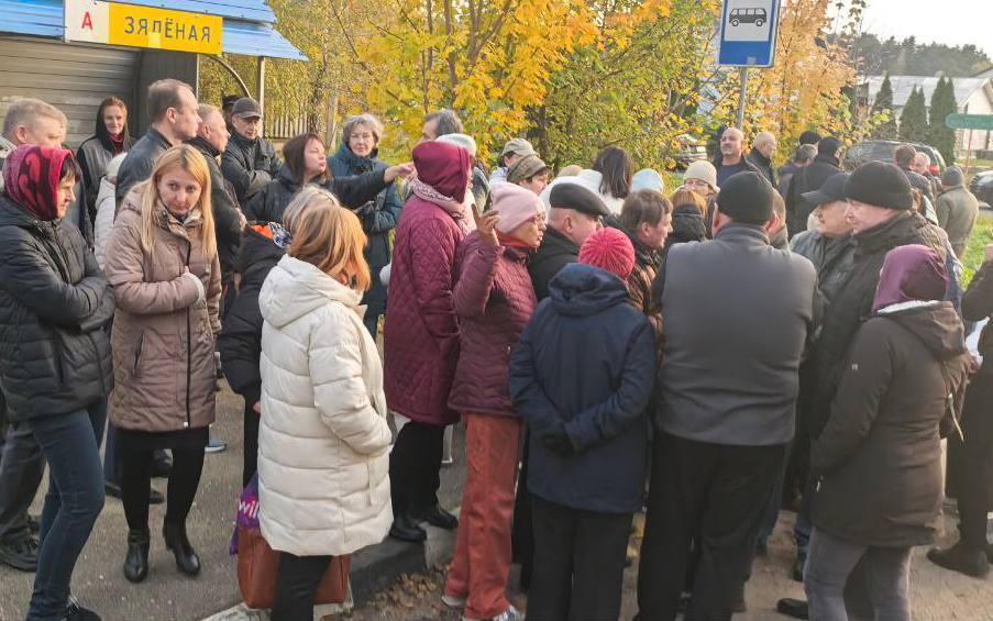 Жители Дроздова обсудили вопрос транспортного сообщения с властями 22 октября в деревне Дроздово состоялась встреча жителей с представителями сельского совета райисполкома Столичного транспорта и депутатом Палаты представителей Национального собрания Еленой Хилей Темой встречи стало общественное транспортное сообщение С 2018 года не удаётся найти решение проблемы с автобусным маршрутом 146С и в последнее время местные активно обсуждали возможные варианты его изменения В ходе разговора выяснилось что единого мнения у жителей нет предложенный маршрут движения не устраивает то одну то другую часть деревни Поэтому по результатам бурного обсуждения было решено создать две инициативные группы Их задача проработать альтернативные маршруты и представить их на следующей встрече где поиск решения продолжится Дроздово