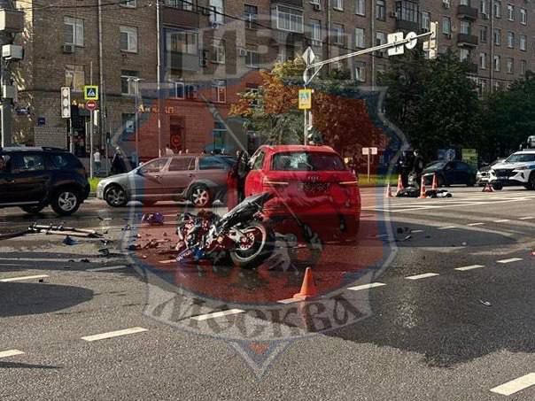 Мотоциклист погиб в аварии в центре Москвы. ДТП с участием мотоциклиста и легковушки произошло на Комсомольском проспекте, д40. По данным Госавтоинспекции, в результате удара водитель мотоцикла скончался на месте. Сейчас на месте ДТП работает следственно-оперативная группа и сотрудники ГАИ. Движение в районе аварии ограничено.