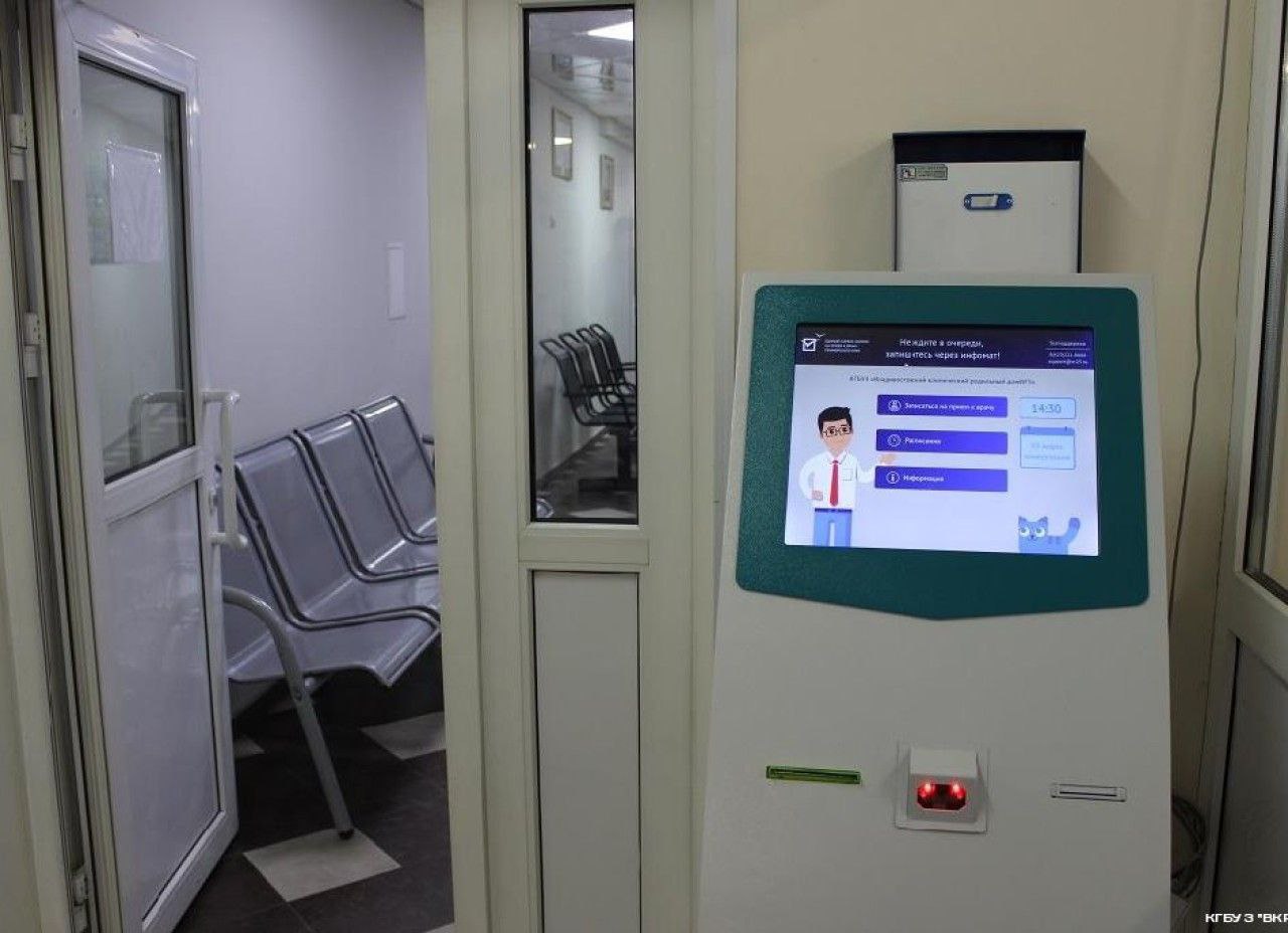 В Законодательном Собрании ПК утвердили бюджет ТФОМС на 2026 год в размере 55 млрд рублей Законодательное Собрание Приморского края в первом чтении поддержало проект бюджета территориального фонда обязательного медицинского страхования на 2026 2028 годы В 2026 году бюджет системы ОМС составит 54 8 млрд рублей что на 3 больше чем в текущем году Основную часть доходов ТФОМС составит субвенция из Федерального фонда ОМС в размере почти 53 8 млрд рублей Дополнительно из краевого бюджета направят 627 8 млн рублей на финансирование медучреждений в труднодоступных территориях и оплату труда администраторов в поликлиниках Основной объем бюджета фонда предназначен для реализации территориальной программы ОМС Проект бюджета пройдет дальнейшее рассмотрение во втором чтении Подробнее   t me zsprimorye   vk com zsprimorye   ok ru group 53500403712140 Deitaru