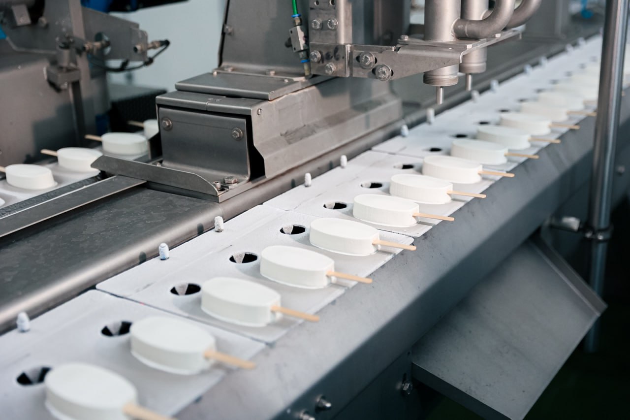 Приморская Фабрика мороженого намерена судиться с Россельхознадзором Поводом стали систематические предостережения ведомства о несоответствии требованиям молочного сырья и готовой продукции которые предприятие считает необоснованными Компании неоднократно выносили предостережения сформированные на основе данных автоматизированной системы Меркурий На предприятии утверждают что при анализе система учитывала исключительно молочные компоненты не принимая во внимание остальные ингредиенты мороженого которые могут составлять не менее 40 готового продукта Подробнее читайте на нашем сайте РБК Восток в Telegram и MAX