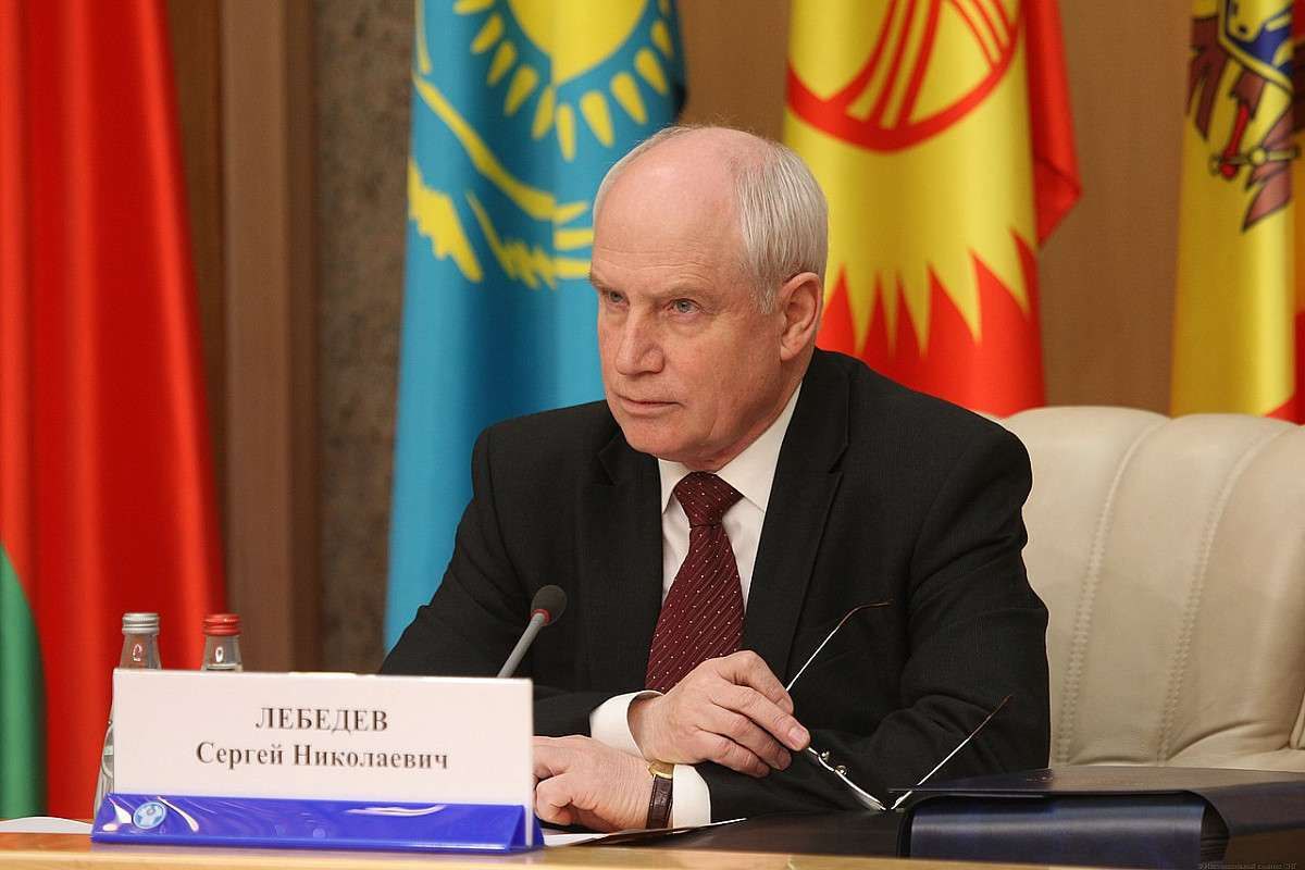 Лебедев: Армения не планирует выходить из СНГ Генеральный секретарь Содружества Независимых Государств Сергей Лебедев опроверг возможность выхода Армении из организации. Соответствующее заявление он сделал в эксклюзивном интервью ТАСС в рамках 106-го заседания Экономического совета СНГ. «Я полностью исключаю такой вариант. У нас нет никаких признаков, что Армения намерена покинуть СНГ. То же самое касается и Азербайджана», заявил Лебедев. Генсек подчеркнул, что Армения продолжает полноценно работать в рамках Содружества: • На текущем заседании присутствовал уполномоченный представитель страны. • Делегация имела полномочия подписывать документы. • Участвовала в обсуждении повестки дня.