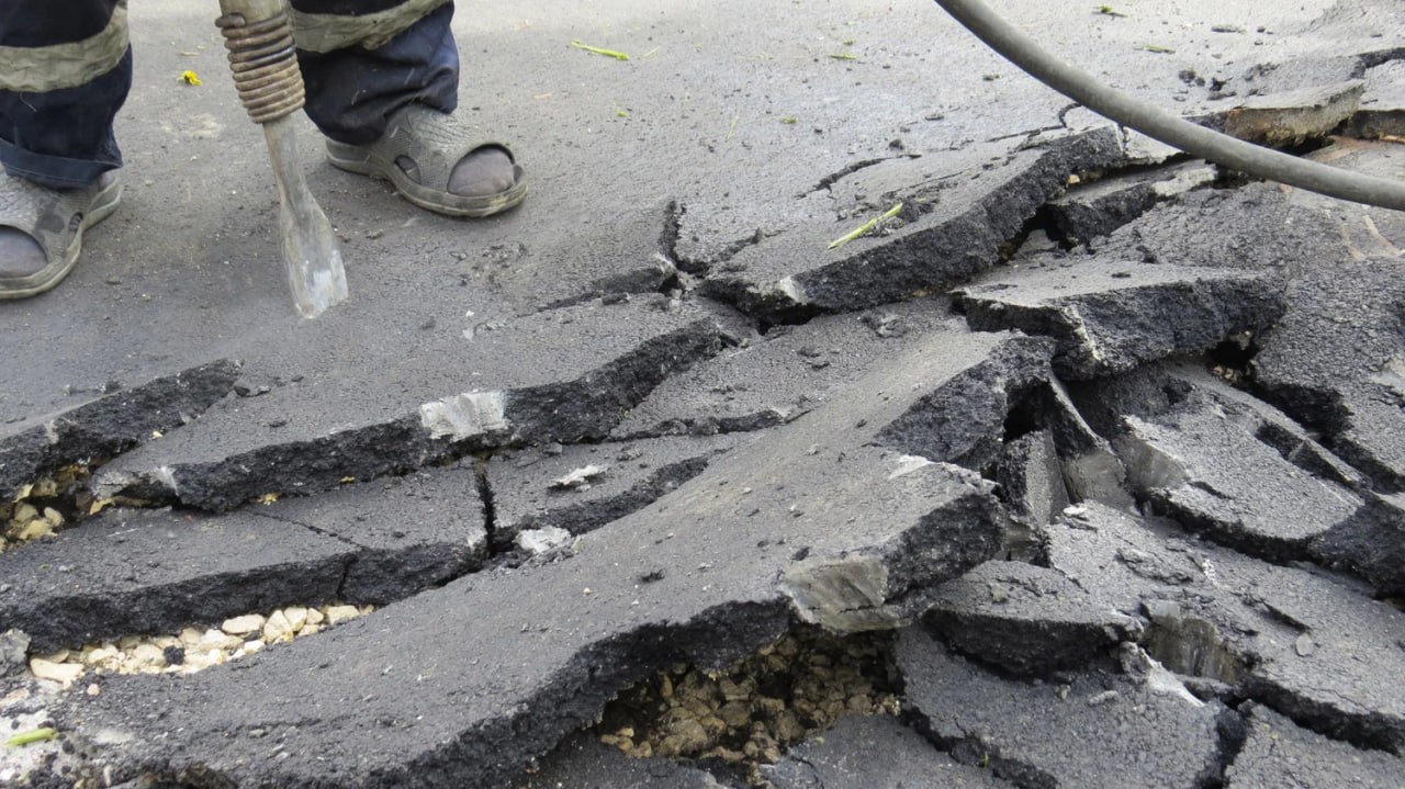 В ульяновском гордоре всё стабильно  В Заволжском районе кусок семимиллионного тротуара проложили по частной территории. Региональный следком возбудил уголовное дело о халатности при заключение контракта на строительство тротуара. Этот пешеходный участок демонтируют, виновных найдут и наградят накажут  А днём раньше прокуратура установила, что продажа частной компании этого участка тротуара незаконна, о чём главе Ульяновска было вынесено представление об устранении нарушений законодательства.