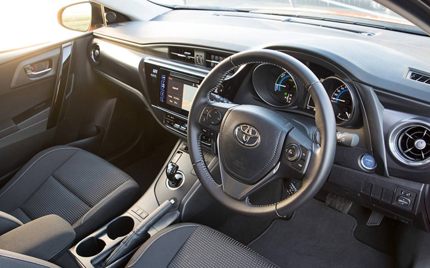 Праворульные и гибридные автомобили больше нельзя ввозить в Россию такое решение принял суд Владивостока сообщает Mash Суд изменил правила выдачи свидетельства безопасности из за особенностей левонаправленного света фар у праворульных авто Их доля на Дальнем Востоке составляет 73 Гибридные автомобили попали под запрет из за необходимости проводить оценку выбросов Проверка выполняется специальным прибором на холостом ходу что невозможно для машин работающих от батареи