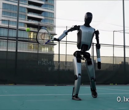 UBTECH показала на видео как гуманоидный робот играет в теннис против человека Китайская компания UBTECH Robotics выпустила видео на котором продемонстрировала как гуманоидный робот Walker S2 играет в теннис против соперника человека Машина демонстрирует впечатляющую координацию и плавность движений хотя до профессиональных теннисистов или даже продвинутых любителей ей пока далеко