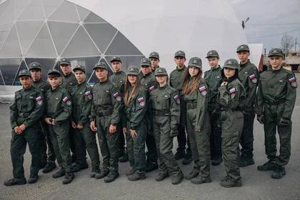 Дети из Волновахи ДНР участвуют в сборах «Время юных Героев» на Ямале Среди участников первой смены — 17 ребят из поселка Донское и вожатая Алёна Титаренко из села Анадоль, студентка Мариупольского университета. Вторая смена пройдет в период с 7 по 27 июля. Торжественное открытие состоится в День России, - сообщили в Telegram-канале «Ямал рядом». Там добавили, что особое внимание на сборах «Время юных Героев» уделят физической подготовке, тактической медицине, огневой подготовке и управлению беспилотниками.