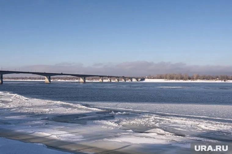 Полицейский спас пермячку на Коммунальном мосту   Капитан Альберт Васильев предотвратил необдуманный поступок девушки. Проезжая на служебной машине, он заметил девушку, которая сидела на ограждении.  Чтобы не спугнуть ее, полицейский надел на форму пальто. В последний момент он схватил девушку и рывком оттащил от ограждения.