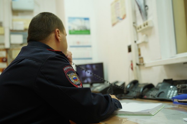 Полиция раскрыла кражу мультиварки В Якутске полиция задержала 39-летнего мужчину, подозреваемого в краже мультиварки из квартиры своей знакомой. Инцидент произошел во время совместного распития алкоголя - гость воспользовался моментом, когда хозяйка отвлеклась, похитил технику и скрылся. Потерпевшая оценила ущерб в шесть тысяч рублей и обратилась в отдел полиции № 2. В ходе оперативных мероприятий сотрудники уголовного розыска установили личность подозреваемого. Похищенную мультиварку изъяли из его дома. Заведено уголовное дело по статье «Кража», которая предусматривает наказание вплоть до двух лет лишения свободы. Фото: Светлана Маковеева