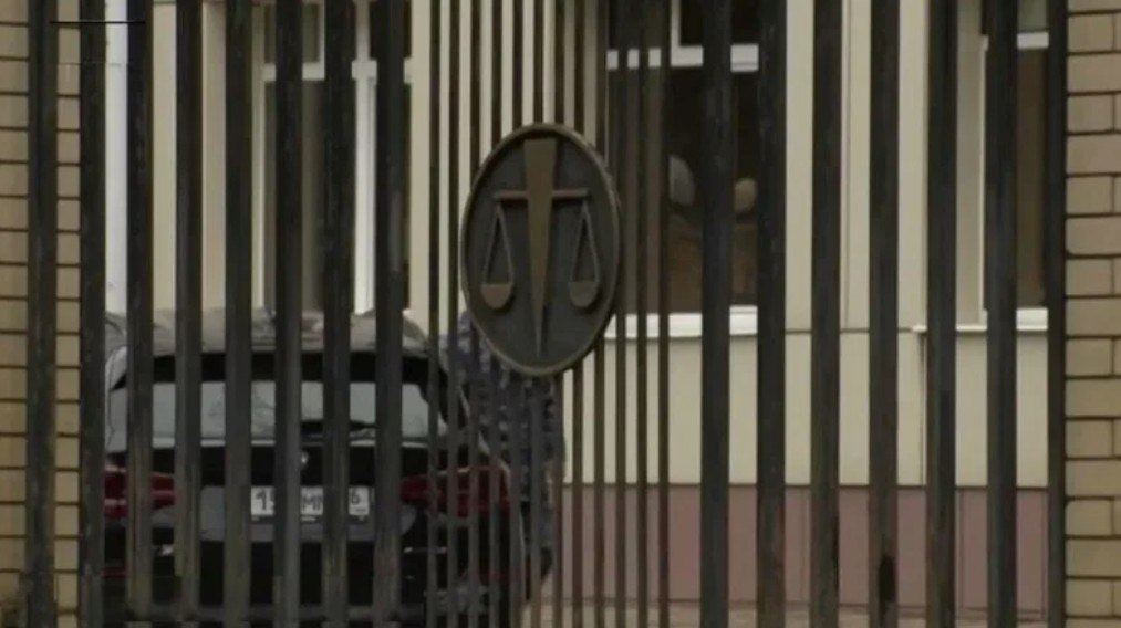 В Ессентуках коммерсант скрыл 17 млн рублей чтобы не платить налоги В Ессентуках директор коммерческой организации обвиняется в сокрытии денежных средств в особо крупном размере Он занимался строительством автомобильных дорог и автомагистралей Как сообщили в краевой прокуратуре у обвиняемого образовалась задолженность по налогам около 22 млн рублей Чтобы скрыть средства и имущество за счет которых возможно погашение задолженности бизнесмен проводил расчеты с контрагентами через подконтрольные ему организации минуя собственные расчетные счета Он также продал принадлежащие ему автомобили на сумму свыше 17 миллионов рублей В отношении обвиняемого было возбуждено уголовное дело на его имущество наложен арест В настоящее время уголовное дело с утвержденным обвинительным заключением направлено для рассмотрения в суд ГТРК Ставрополье Читайте нас в MAX