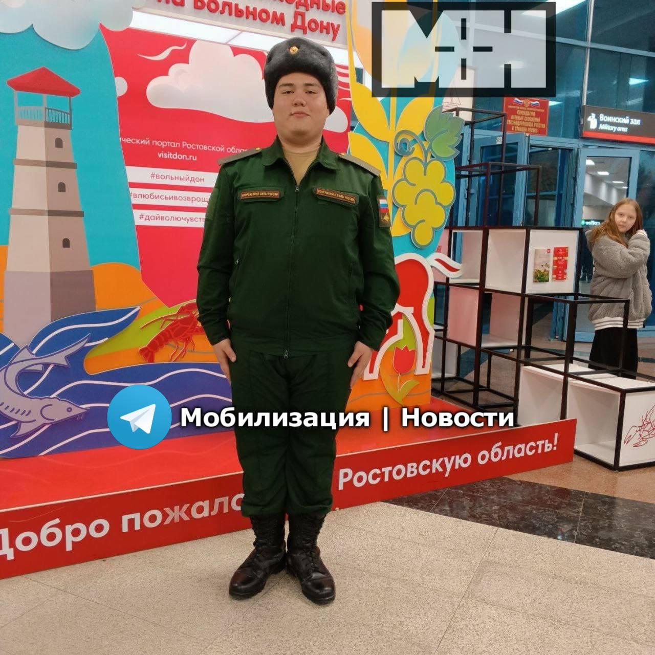Срочник погиб под Петербургом   Во время учений погиб 21-летний Валерий Пукас, срочник из Кронштадта. Вместе с двумя сослуживцами он устанавливал макеты антенн рядом с линией электропередачи. Когда срочники переносили антенну, она задела провода ЛЭП. Все трое держались за металлические части конструкции, и их ударило током. Валерий получил смертельную травму, прожив ещё около 20 минут. Двоим сослуживцам удалось выжить.  Родители Валерия считают, что офицеры виноваты в произошедшем. По их словам, инструктаж по технике безопасности не проводился, а у военнослужащих не было защитных средств — резиновых перчаток и сапог. Родные мальчика хотят привлечь командиров к ответственности по статьям за халатность и причинение смерти по неосторожности.    — подпишись