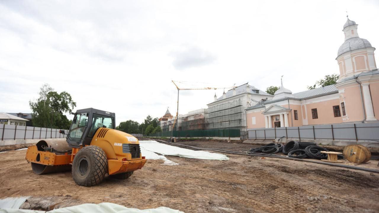 Два следующих участка благоустройства Вологды в субботней поездке губернатора Георгия Филимонова - Кремлёвская площадь и центральная набережная у Соборной Горки. "Параллельно идёт реставрация ансамбля Вологодского Кремля. Эти работы мы ведём при поддержке Президента Российской Федерации Владимира Владимировича Путина и Министерства культуры России. Во время осмотра площади обратил внимание на состояние Софийского собора. Поставил задачу перед коллегами — привести Софию в порядок", - рассказал глава региона.