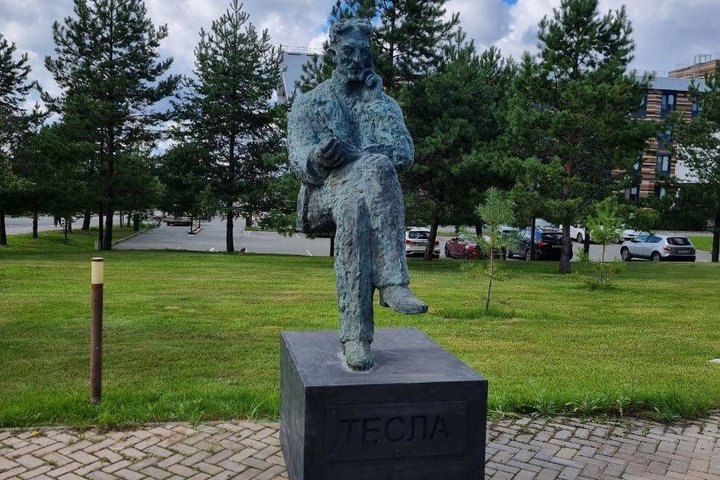 В Иннополис привезли памятник Николе Тесле Скульптура выполненная из бронзы изображает Теслу в парящем состоянии Ее автор сербский и российский скульптор Драган Раденович Официальное открытие стелы запланировано на октябрь rv shorts