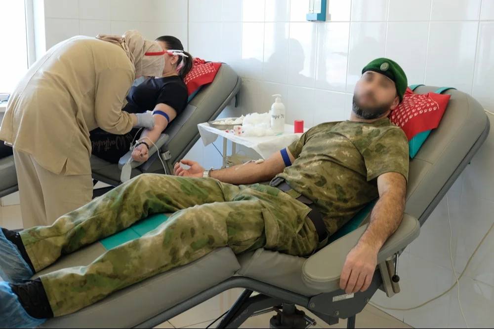 Более 20 литров донорской крови сдали росгвардейцы Дагестана для детской больницы Сотрудники и военнослужащие Управления Росгвардии по РД поддержали акцию Предновогодний донорский марафон которая прошла в Детской республиканской клинической больнице имени Н М Кураева в Махачкале В акции приняли участие порядка 50 росгвардейцев которые сдали более 20 литров крови для нужд детского медицинского учреждения Как отметили организаторы подобные мероприятия это возможность для каждого подарить детям борющимся с тяжелыми заболеваниями надежду на выздоровление