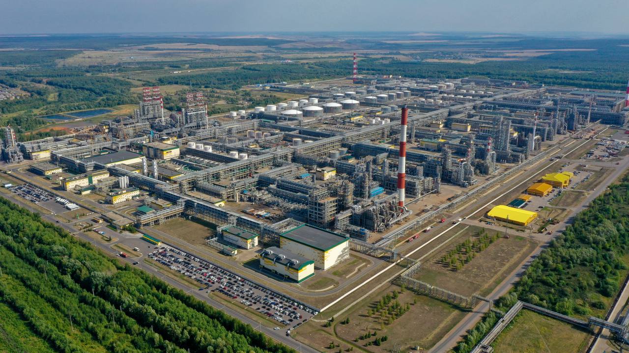 #ДелайТЭК "Татнефть" углубляет нефтепереработку Нефтеперерабатывающий комплекс "Танеко" входит в "Татнефть" ввел в эксплуатацию вторую комбинированную установку гидрокрекинга КУГ-2 проектной мощностью 1,2 млн тонн вакуумного газойля в год. Как сообщили в компании, новая установка позволит производить: 640 тыс. тонн дизельного топлива стандарта "Евро-6", 229 тыс. тонн нафты сырья для нефтехимии . "Запуск второй комбинированной установки позволит увеличить выход светлых нефтепродуктов с 85 до 90 процентов и сохранить глубину переработки нефти на уровне 99,6%, — отметили в "Татнефти". Строительство было завершено за 3 года рекордные сроки для отрасли , 95 оборудования было произведено в России. Кроме того, на проекте применены отечественные инженерные решения. Первая установка гидрокрекинга на "Танеко" мощностью 3,3 млн тонн была запущена в 2014 году.