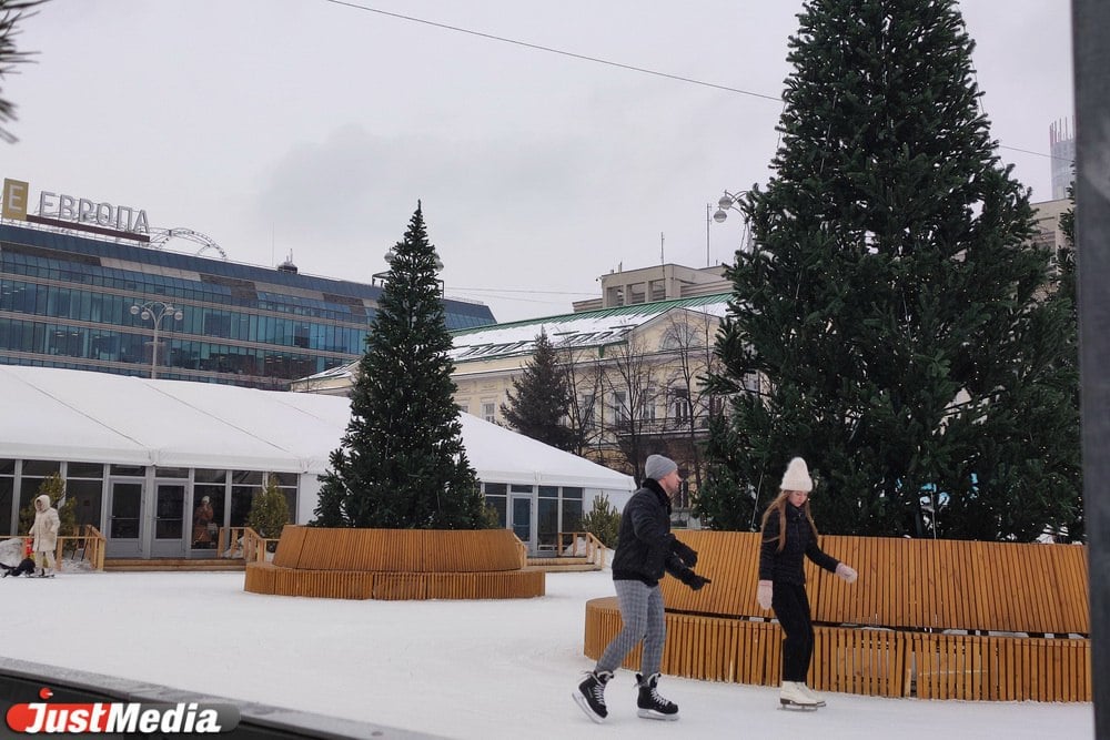 Рабочие начали разбирать главный екатеринбургский каток на площади 1905 года.   Об этом сообщил глава Екатеринбурга Алексей Орлов. По его словам, с момента открытия каток посетили около 80 тысяч человек.  «Это говорит о том, что новая локация стала не просто местом развлечений, но и настоящим центром притяжения для жителей уральской столицы и туристов. Идея оборудовать главный каток на площади 1905 года, а ледовый городок перенести в Исторический сквер получила огромный положительный отклик», - сообщил градоначальник.  Мэр назвал каток на площади «еще одной славной городской традицией» и анонсировал строительство нового катка на площади следующей зимой. Ожидается, что уже через неделю на месте катка заработает бесплатная автопарковка.  Напомним, уже в середине этой недели ожидается приход климатической весны. Днем в городе будут стабильно плюсовые температуры.