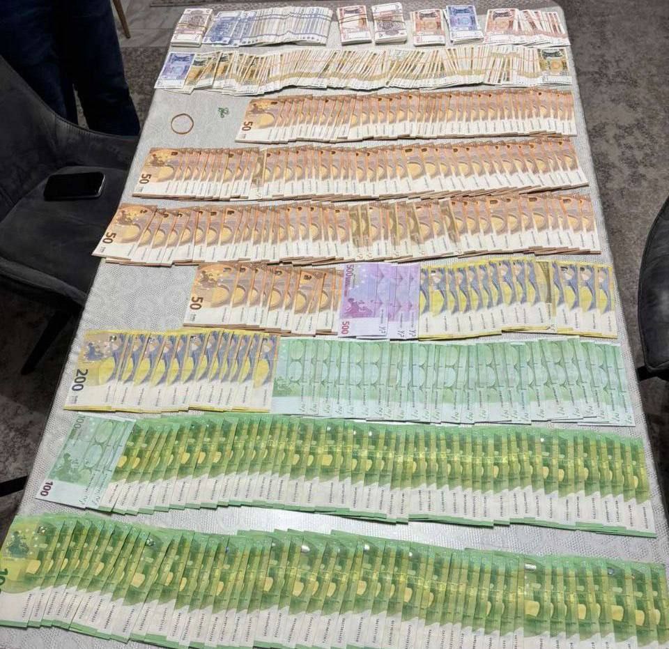 Продолжается скандал с пирамидой TUX которая обанкротилась в Молдове октябре Полиция и прокуроры провели 28 обысков по трем уголовным делам незаконная предпринимательская деятельность отмывание денег и уклонение от уплаты налогов связанных с расследованием мошеннической деятельности пирамиды В ходе обысков изъяты сотни тысяч леев валюта оргтехника мобильные телефоны Задержаны 5 человек Ранее сообщалось что никто из жертв пирамиды TUX не обратился в полицию По данным СМИ в нее были вовлечены высокопоставленные сотрудники силовых структур Когда разразился скандал экс премьер Ион Кику посоветовал пострадавшим задавать вопросы власти Те кто потерял деньги на TUX обратитесь к неграмотному человеку поставленному PAS во главе Нацкомиссии по финансовому рынку и задавайте вопросы ему Если бы он не занимался только политикой получая минимальную зарплату в 112 тысяч леев он бы принял меры чтобы остановить это мошенничество заявил Кику rusputnikmd 2