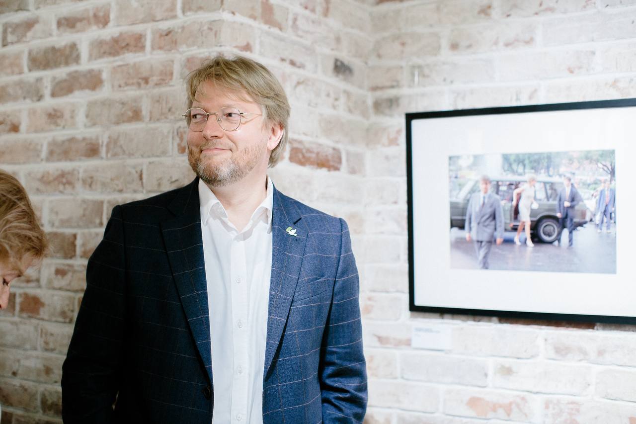 Лидера Яблока оштрафовали за пост с фотографией Навального Теперь его могут не допустить до выборов Штраф в 1 5 тысячи рублей Николаю Рыбакову назначил Выборгский районный суд Петербурга передал корреспондент Бумаги Председателю Яблока вменили статью о демонстрации экстремистской символики ст 20 3 КоАП РФ из за поста в день смерти Алексея Навального с фотографией политика Суд решил что распространять это изображение запрещено Рыбаков на заседании отсутствовал Его позицию зачитал адвокат Борис Грузд Политик настаивает что опубликовал некролог в котором не было никаких призывов а фотографии Навального не включены в перечень экстремистских материалов Их например можно найти на сайтах государственных СМИ заметил лидер Яблока Я считаю что истинной причиной преследования меня является недопуск меня к выборам в 2026 году передал Рыбаков Что важно знать Если решение Выборгского суда устоит в апелляции Рыбаков не сможет участвовать в выборах в Госдуму и Закс Они пройдут в сентябре 2026 года По закону допускать до них нельзя граждан привлеченных к ответственности по экстремистским статьям в течение года до начала голосования Ранее штраф по аналогичному поводу назначили депутатке петербургского Закса от Яблока Ольге Штанниковой Фото Николай Рыбаков Подписывайтесь на Бумагу и предлагайте новости