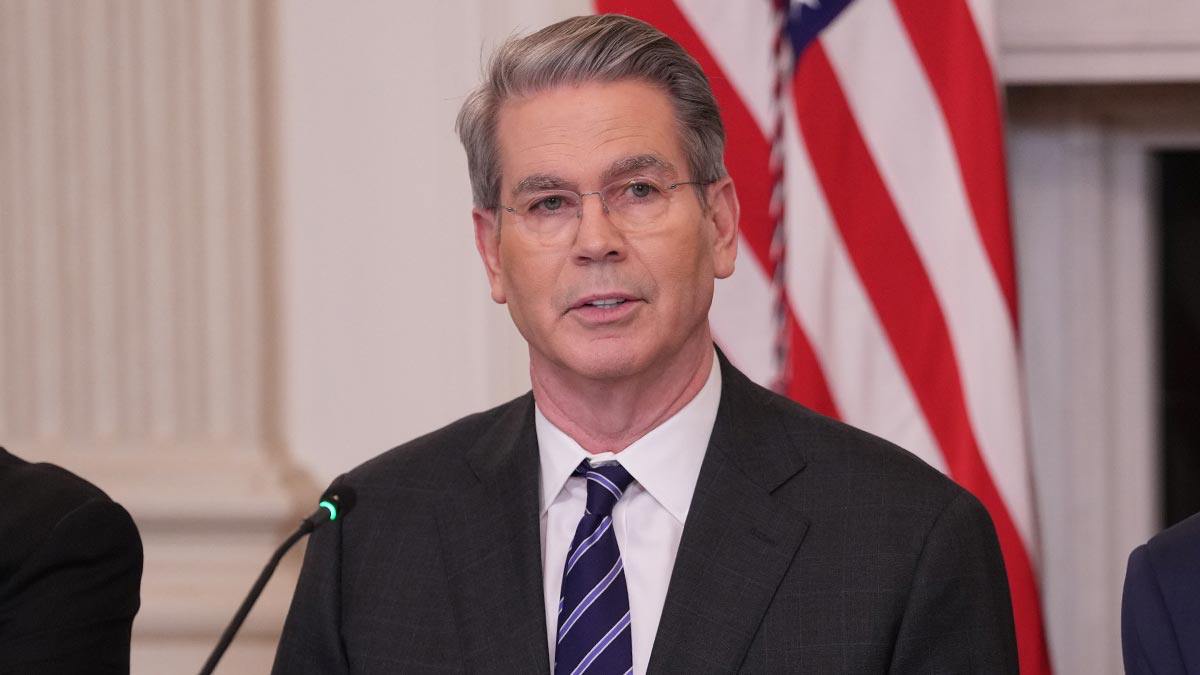 США будут идти к снижению зависимости от редкоземельных металлов из Китая Об этом заявил глава минфина Скотт Бессент Мы движемся со скоростью света и в ближайшие год два мы уйдём из под меча который вознёс над нами и над всем миром Китай заявил Бессент США Китай Подписаться на Pravda ru