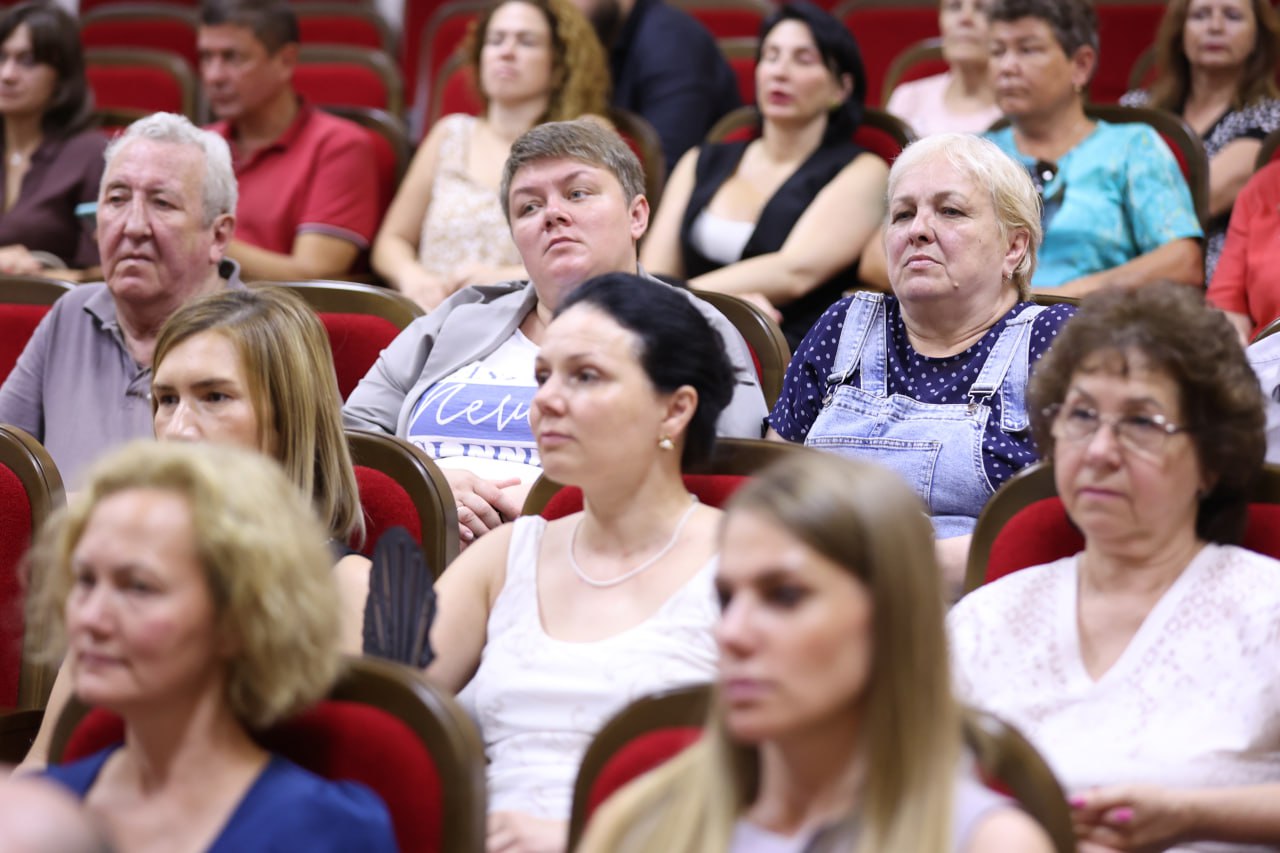 В Курортном районе прошли двухдневные занятия в рамках работы филиала Высшей партийной школы «Единой России», который открылся в Петербурге в апреле. Это масштабный образовательный проект, направленный на комплексное повышение квалификации партийного актива, муниципальных депутатов и руководителей первичных отделений. Участников мероприятия поприветствовали руководитель исполкома регионального отделения «Единой России» Александр Серавин, глава администрации Курортного района Александр Забайкин. В ходе занятий активистам прочитали лекции о партийной миссии, полномочиях муниципальных депутатов, а также о работе с обращениями граждан и современных политических трендах. Среди выступивших — тренер ВПШ, глава МО Семеновский, секретарь местного отделения ЕР Илья Стрелков и советник председателя Заксобрания Санкт-Петербурга Сергей Курылёв, представители исполкома реготделения партии. Проект призван укрепить кадровый потенциал «Единой России» в Северной столице, обеспечить единые стандарты работы на местах и повысить эффективность взаимодействия с жителями города. Он сочетает в себе лучшие традиции партийной учебы с современными образовательными технологиями, что делает его уникальной площадкой для профессионального диалога и обмена опытом. Организаторы занятий планируют охватить до конца года все районы Северной столицы, а в дальнейшем сделать их постоянными. Ранее отмечалось, что реализация этого проекта особенно актуальна в Год муниципального депутата, который объявил в декабре прошлого года председатель «Единой России» Дмитрий Медведев на XXII Съезде партии. #ЕР78 #ВПШ