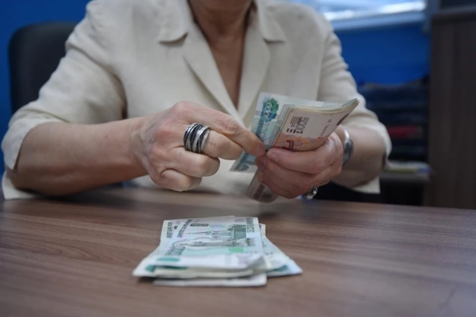 Более трех лет колонии получила хабаровчанка за незаконное начисление зарплаты В Хабаровске суд вынес приговор по уголовному делу в отношении бывшего главного бухгалтера коммерческой организации. С июня 2022-го по ноябрь 2023 года 57-летняя женщина присваивала деньги под видом зарплаты и других выплат. Проводя финансовые операции, она начисляла суммы на имена лиц, не состоявших в организации. Таким способом женщина похитила более 2,5 млн рублей. Свою вину она не признала. Виновная приговорена к 3 годам и 5 месяцам лишения свободы с отбыванием наказания в исправительной колонии общего режима. Будь в курсе событий.