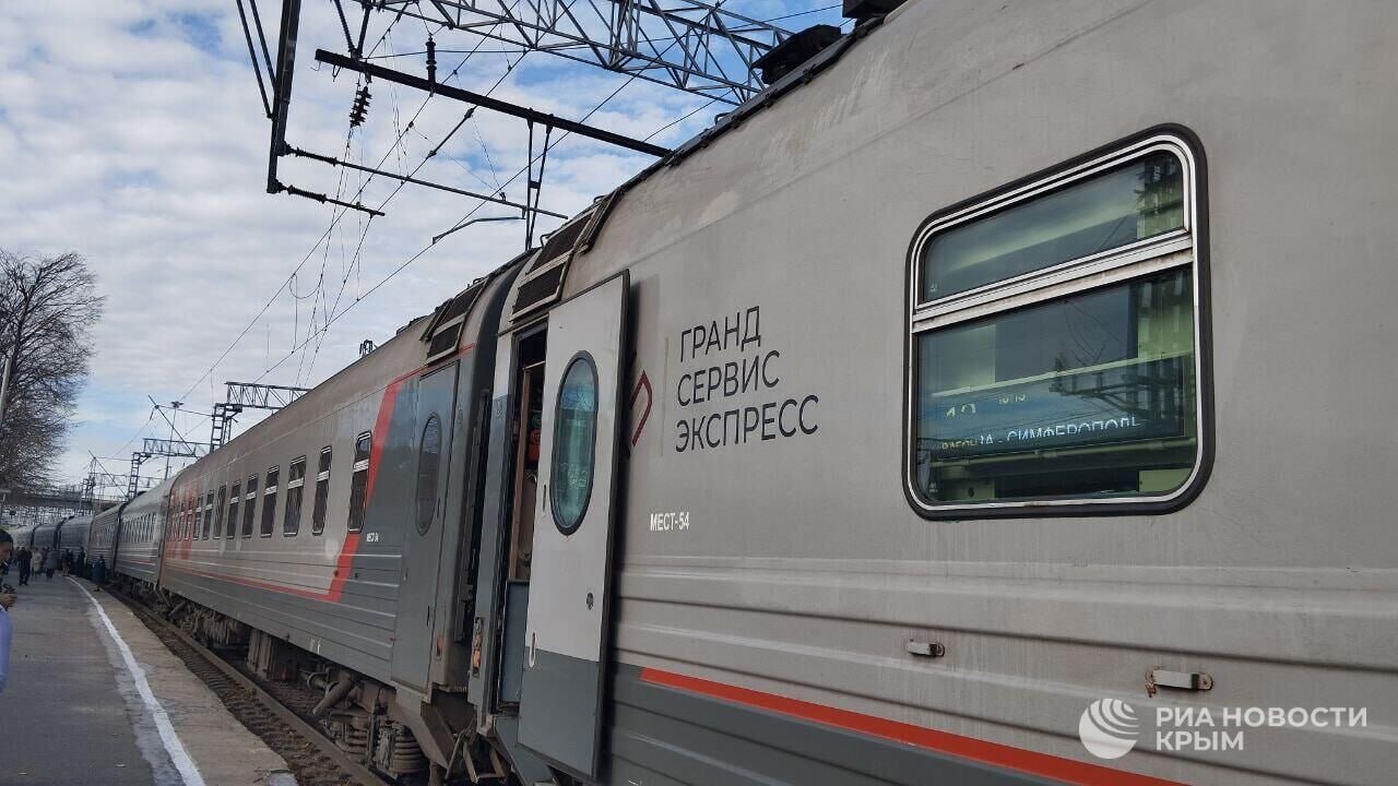 Летние поезда в Крым загружены более чем на 60%. В этом году билеты скупают активнее, примерно на 10% выше, чем в прошлом, рассказали РИА Новости Крым в пресс-службе "Гранд Сервис Экспресс". Самые популярные направления у пассажиров: • Москва – Симферополь; • Санкт-Петербург – Симферополь; • Адлер – Симферополь. 7 8 9