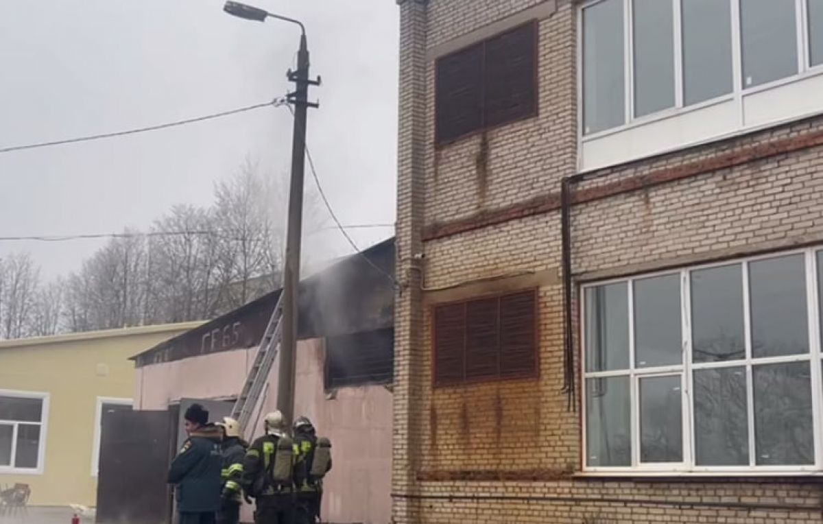 Пожар в колледже на Рязанской: кадры с места и подробности     Ранее писали о том, что в Туле на Рязанской загорелся колледж Строительства и Отраслевых Технологий. На место выехал корреспондент «Тульских новостей».  ↗  Прислать новость   Подписаться