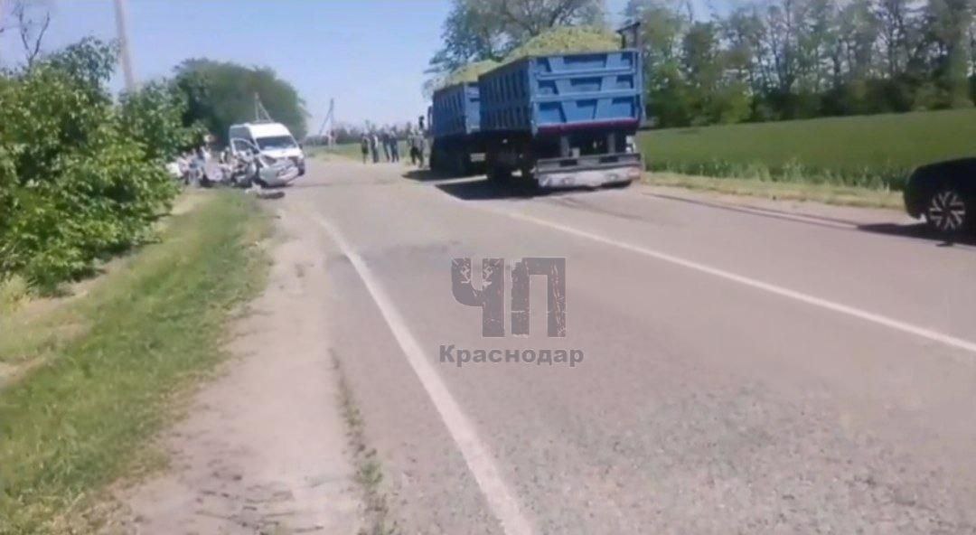 Три человека погибли, два серьезно пострадали в ДТП на Кубани! В Гулькевичском районе в районе хутора Петровский легковой автомобиль, в котором ехали пятеро молодых людей, на большой скорости не вошел в затяжной поворот, выскочил на встречную полосу и врезался в КамАЗ с полуприцепом, после чего легковушку откинуло на обочину. По словам очевидцев, трое парней из легкового автомобиля погибли сразу, двое в тяжелом состоянии. За их жизни медики борются на месте.