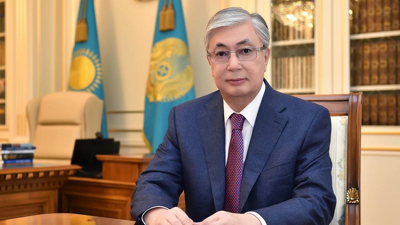 Президент Казахстана Касым Жомарт Токаев поздравил граждан страны с Днем труда подчеркнув что ценности труда и трудолюбия важная часть национальной идеологии В Год рабочих профессий по его словам страна чествует людей разных специальностей и поколений чей честный труд ведет Казахстан к развитию и процветанию Уверен благодаря ответственным добросовестным и патриотичным гражданам мы сможем успешно и с достоинством выполнить задачу построения процветающего цивилизованного общества Желаю всем гражданам Казахстана крепкого здоровья благополучия и новых свершений сказал президент День труда в Казахстане отмечается в последнее воскресенье сентября