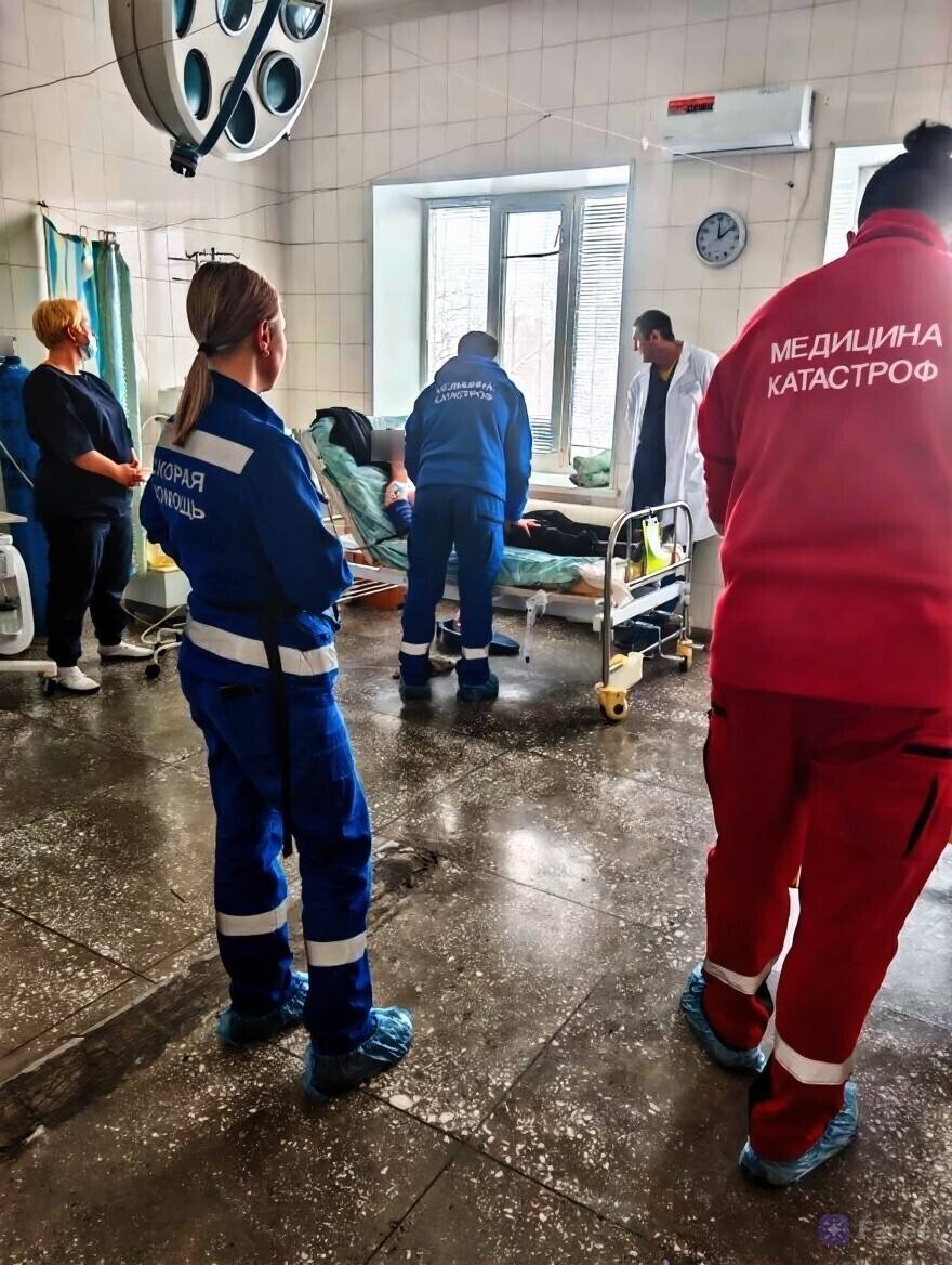 В Приморье врачи борются за жизнь девочки с ножевым ранением в сердце Школьницу из Черниговского округа экстренно доставили в больницу время шло на минуты Медики сразу провели операцию после чего пациентку поместили в реанимацию под круглосуточное наблюдение сообщила пресс служба краевого Минздрава После девочку эвакуировали вертолетом во Владивосток Сейчас она проходит интенсивное лечение врачи отмечают первые признаки положительной динамики состояние оценивают как стабильное UPD По версии следствия выпивший отец девочки зашел в комнату где спала его 11 летняя дочь и нанес ей ножевые ранения сообщили в прокуратуре Минздрав Приморья   Подпишись на kpdvru Мы в MAX