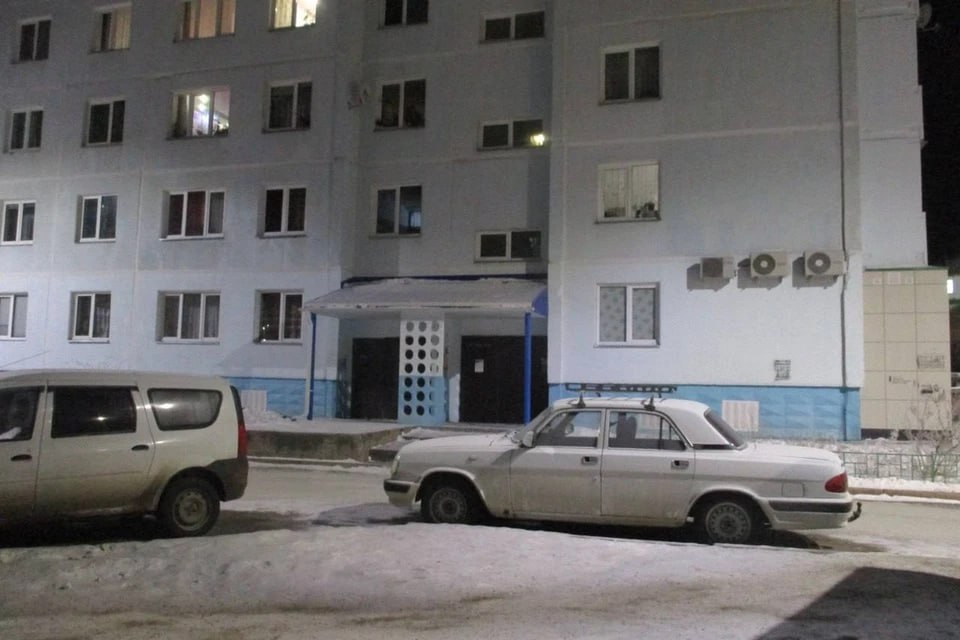 Представился полицейским и силой затолкал в машину: житель Железногорска получил шесть лет колонии строгого режима за дерзкое похищение женщины и грабеж В прокуратуре края рассказали, что преступление произошло зимой 2024 года. Тем поздним январским вечером в Сосновоборске 46-летняя горожанка возвращалась домой, не подозревая, что уже скоро окажется в руках похитителей. До подъезда ей оставалось дойти всего пару метров. Однако у многоэтажки резко остановился автомобиль, из которого вышли двое мужчин и представились сотрудниками полиции. Не дав своей жертве опомниться, они силой затолкали ее в машину и дали по газам. Направились «сотрудники» за город, где сменили тон. Подробнее — на сайте. : прокуратура