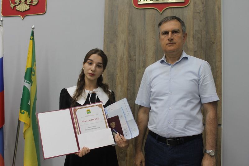 В администрации Сулейман-Стальского района чествовали выпускников школ – отличников учебы. Четверо талантливых выпускников Ашагасталказмалярской, Касумкентской №1 и Герейхановской №1 школ добились высоких результатов и удостоились медалей «За особые успехи в учении». Теперь в районе 40 медалистов 2025 года: 15 золотых и 25 серебряных. Это впечатляющий результат, свидетельствующий о высоком уровне образования в Сулейман-Стальском районе и стремлении учащихся к знаниям. Глава Сулейман-Стальского района Саид Темирханов вручил юным гражданам заслуженные медали, благодарственные письма и денежные премии, пожелав им дальнейших успехов в учебе и выбранной профессии. Интеллектуальный потенциал молодежи, как подчеркнул Саид Темирханов, является основой для развития района и страны в целом. Он призвал выпускников продолжать работать над собой, развивать свои таланты и не останавливаться на достигнутом. #выпускники #награждение #СулейманСтальский_район