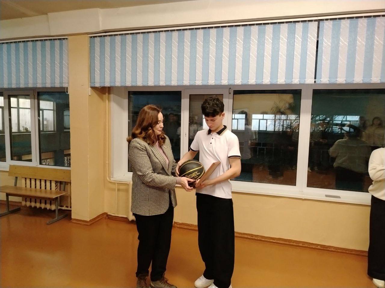 Наталья Старовойтова посетила школу 23 В традиционном цикле Разговоры о важном на тему Россия страна победителей приняла участие депутат горсовета Наталья Старовойтова В ходе обсуждения Дня Героев Отечества ученикам рассказали о подвигах героев разных времен и важности сохранения памяти о них Кроме того депутат вручила диплом и баскетбольный мяч юным спортсменам занявшим второе место в школьной спартакиаде Она поздравила ребят с победой и пожелала им стремления к новым достижениям отмечая что все великие победы начинаются с малых успехов