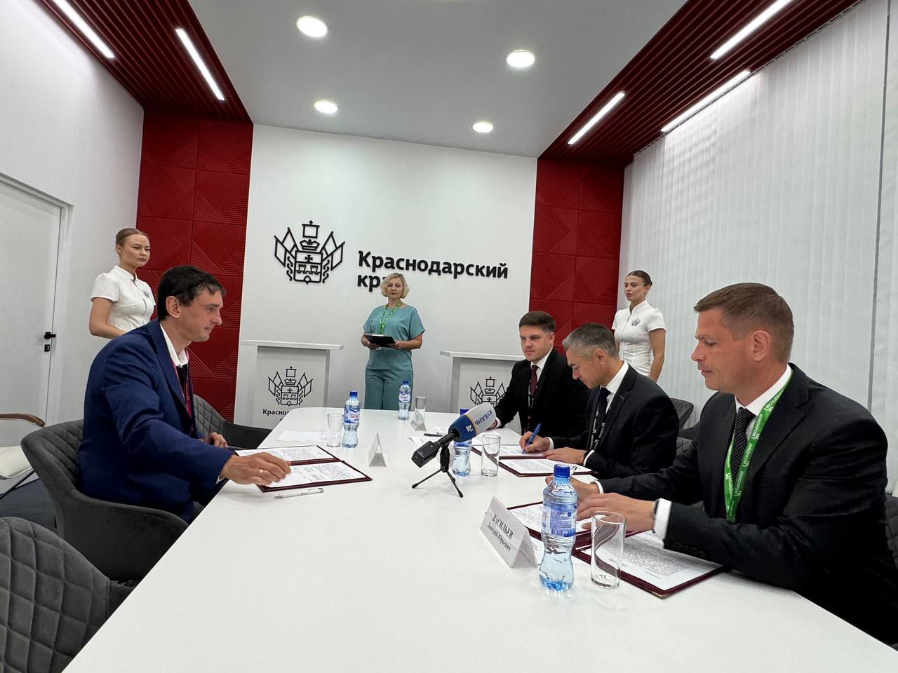 На Кубани построят завод декорированной стеклотары и самое крупное в ЮФО производство по переработке стекла Соглашения с инвесторами о реализации двух масштабных проектов подписали на международной промышленной выставке «Иннопром-2025» в Екатеринбурге. Предприятие по выпуску декорированной стеклотары создадут в Краснодаре. Об этом договорились с представителем компании «Унипак» Иваном Фатеевым. – Стекольную промышленность в Краснодарском крае представляют порядка 10 ведущих предприятий отрасли. Ваша компания – один из лидеров в России с более 20-летним опытом работы в нише декорирования стеклянной тары. Реализация проекта позволит нарастить мощности вашего предприятия и обеспечить кубанских виноделов качественной продукцией. Со своей стороны, мы готовы поддержать запуск производства, – отметил Александр Руппель.
